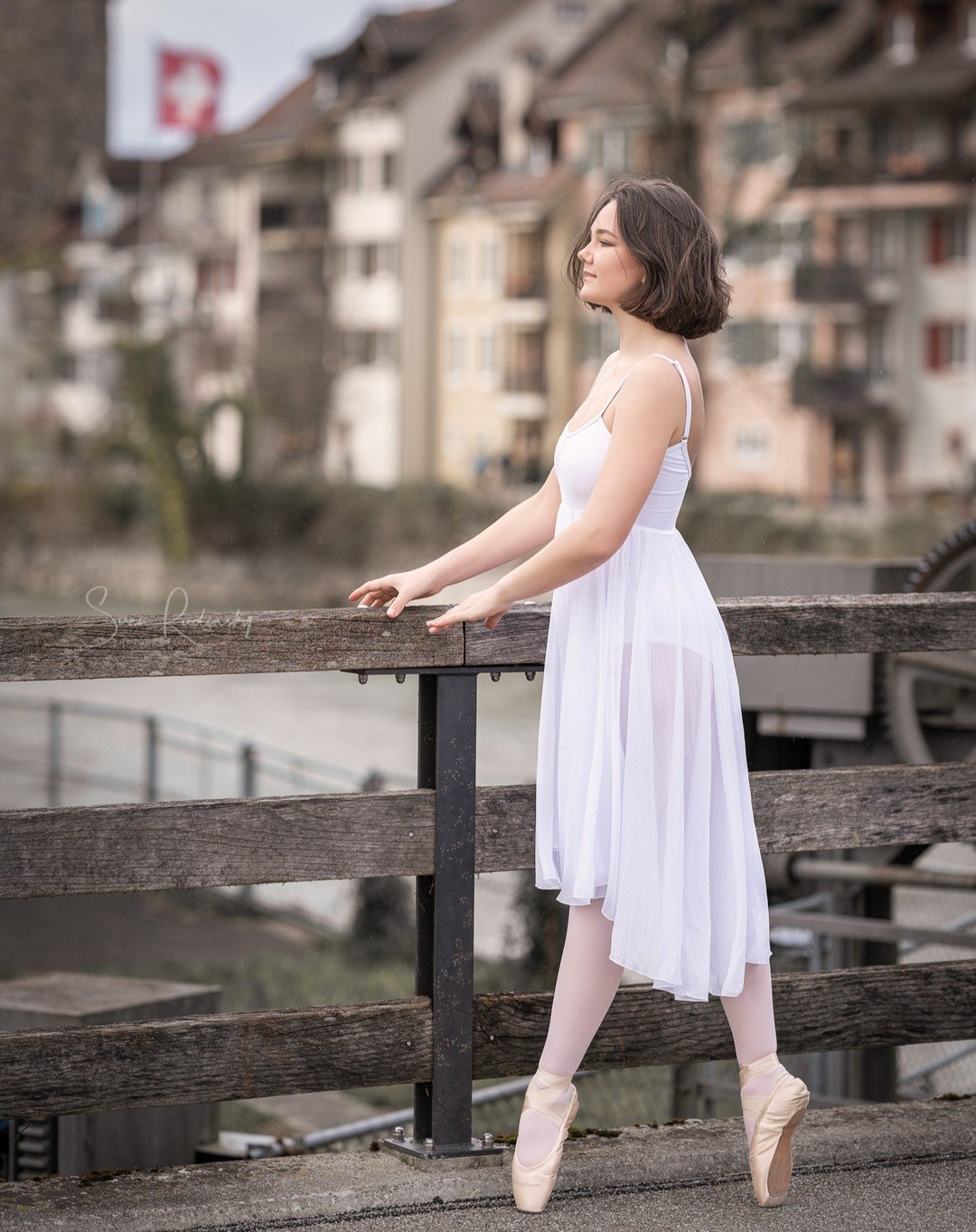 Ballett-Fotoshooting in Bremgarten mit @lena.diereisende 📸

Welche Ballerina m&ouml;chte auch mal vor die Kamera? 😇

📷 Equipment:
- Sony Alpha 7R5
- Sigma 85mm 1.4 Art

#fotoshooting #ballet #ballett #balletworld #ballettt&auml;nzerin #pointeshoes