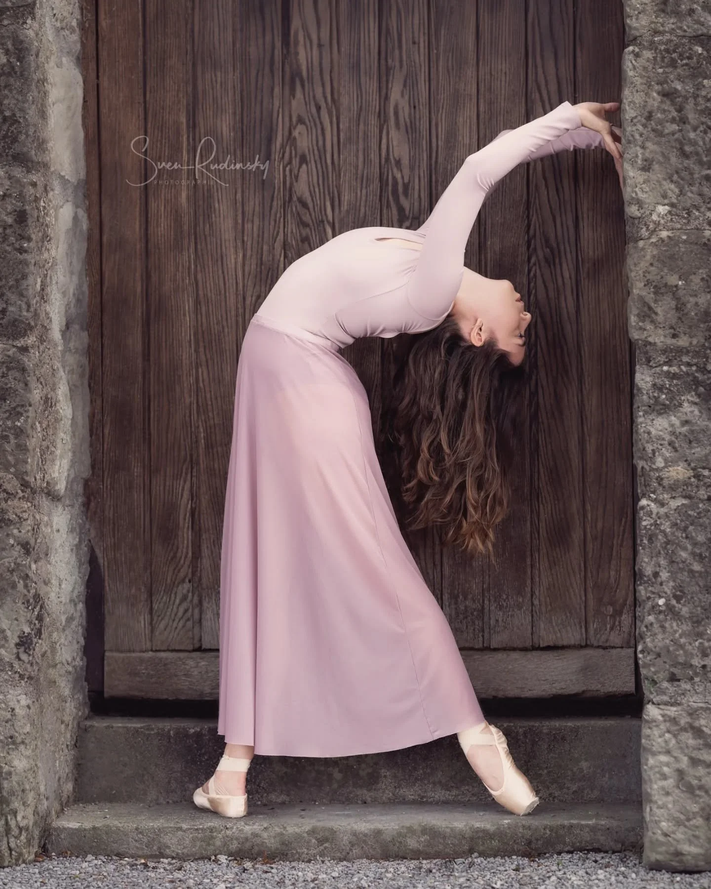 Ballett ist die Kunst, Bewegung in Eleganz zu verwandeln ✨

Ballett Fotoshooting in Rapperswil mit @alicia.nager 🩰

--

📷 Equipment:
- Sony Alpha A1
- Sony FE 85 1.4 GM II⁠

---

#ballettfotografie #balletphotography #tanzfotografie #dancephotograp