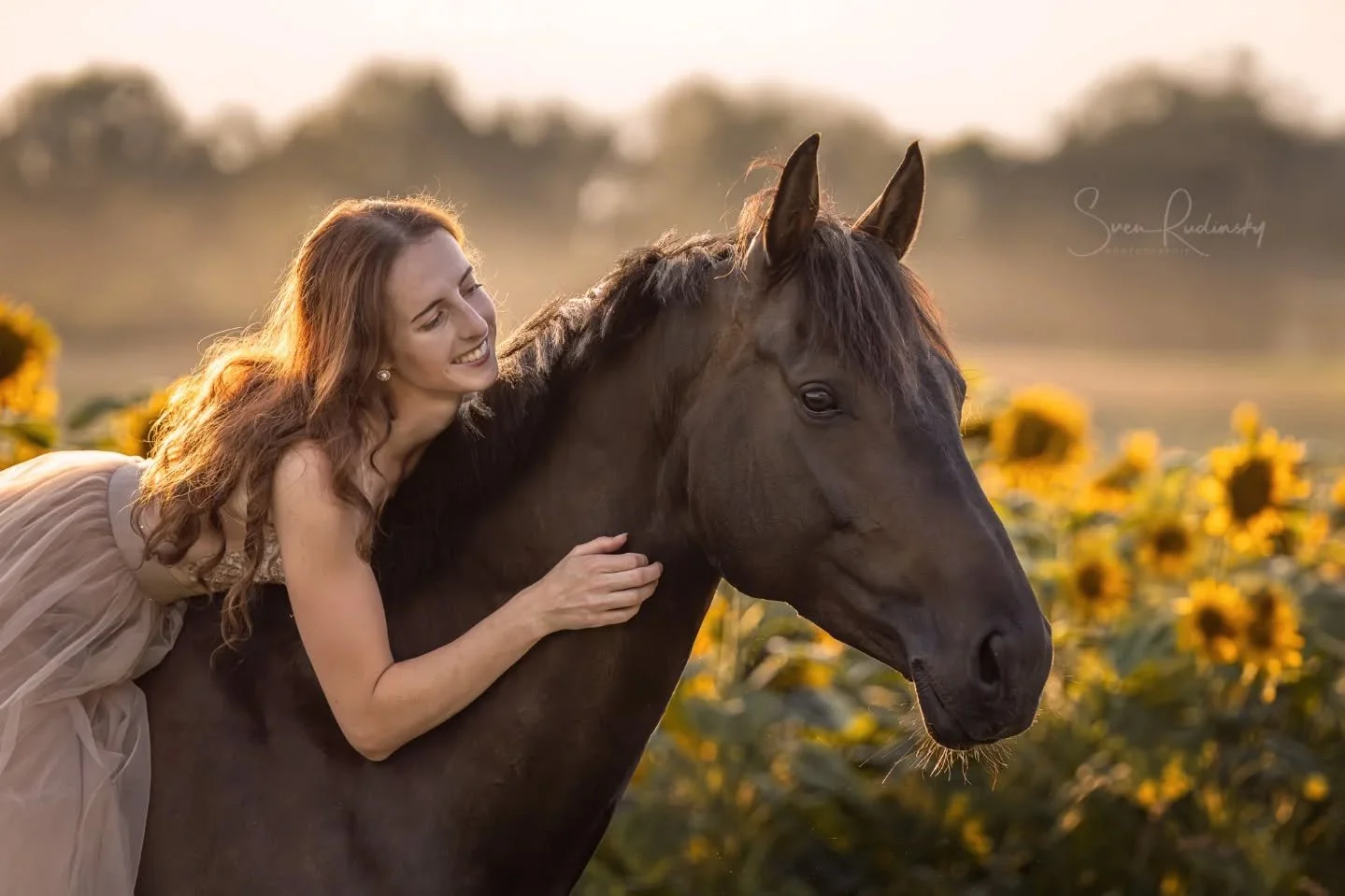 Solche Momente liebe ich an der Fotografie &ndash; goldenes Licht, ein Feld voller Sonnenblumen und diese besondere Verbindung zwischen Mensch und Pferd. Genau das macht f&uuml;r mich die Magie eines Shootings aus.

Fotoshooting mit @saskiamelina.eq
