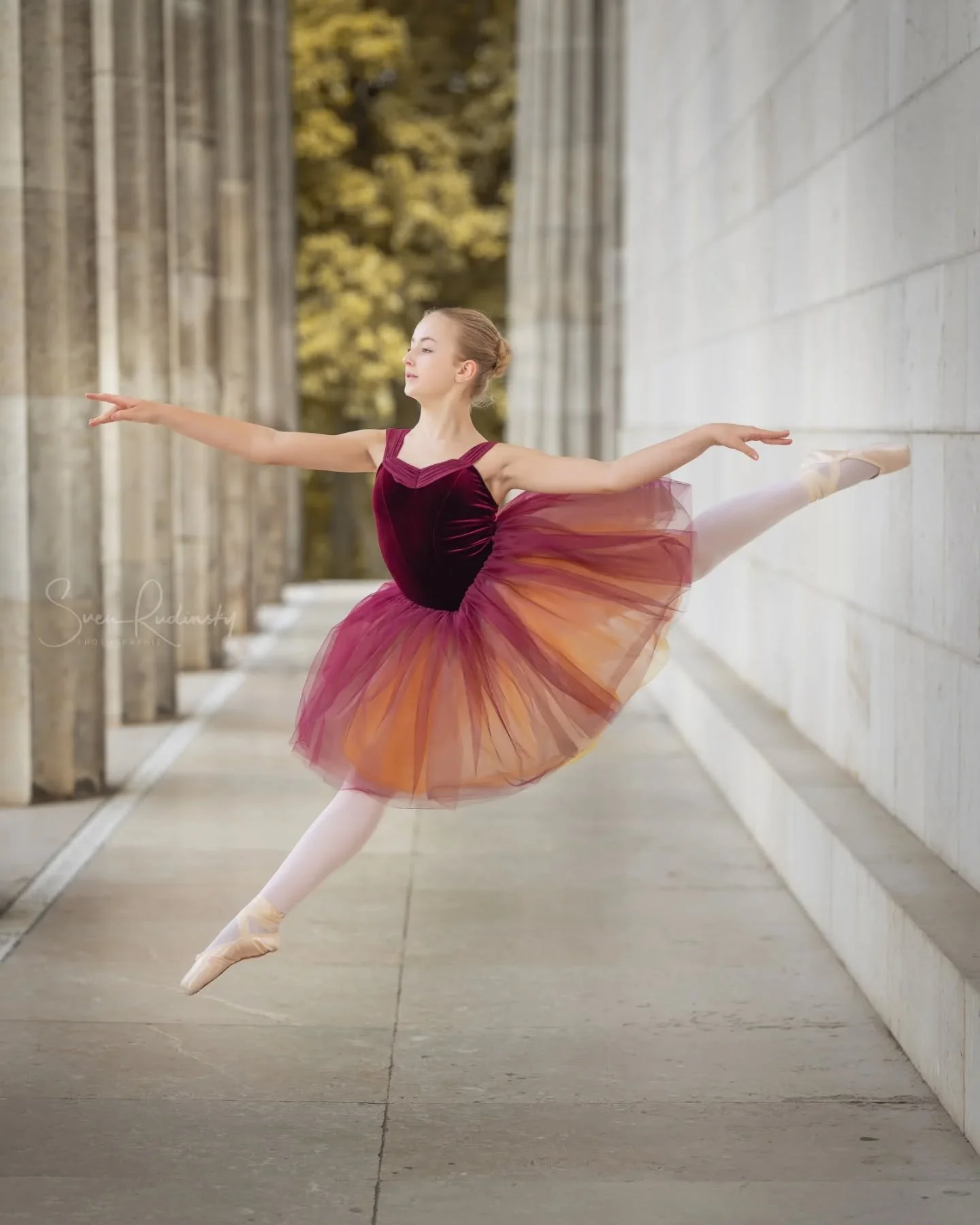 Ein Sprung, eingefroren in der Zeit &ndash; festgehalten als Erinnerung.

Ballett Fotoshooting mit @instaamelicious 🩰

---

📷 Equipment:
- Sony Alpha A1
- Sony FE 85 1.4 GM II⁠

---

#ballettfotografie #balletphotography #dancephotography #ballettl