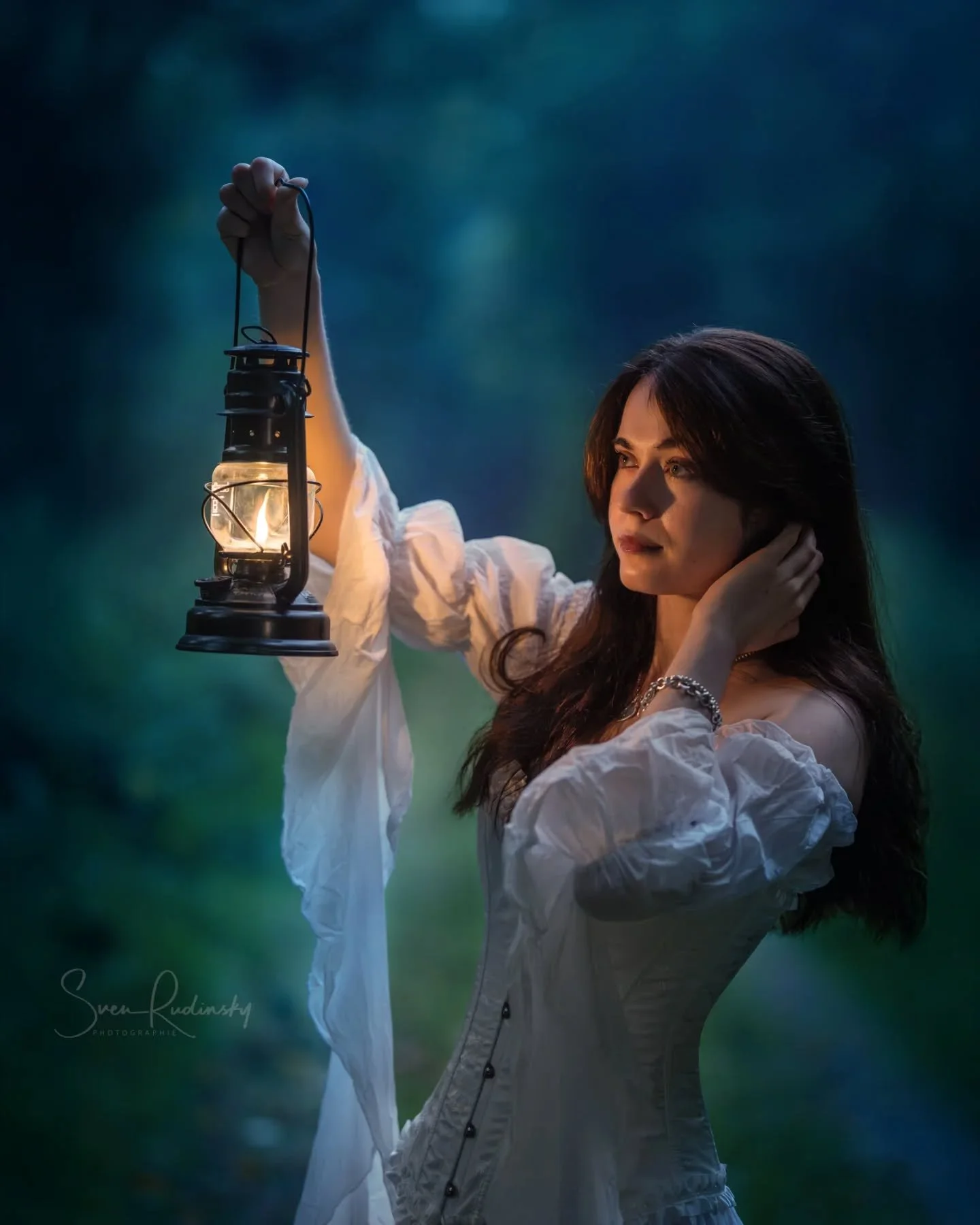 Was ber&uuml;hrt euch mehr &ndash; mystische Nachtstimmung oder goldene Abendsonne? 🌙✨🌅

Fotoshooting mit @chiara.aurora_m 🤗

---

📷 Equipment:
- Sony Alpha A1
- Sony FE 85 1.4 GM II⁠

---

#mystischefotografie #nachtfotografie #m&auml;rchenhaft 