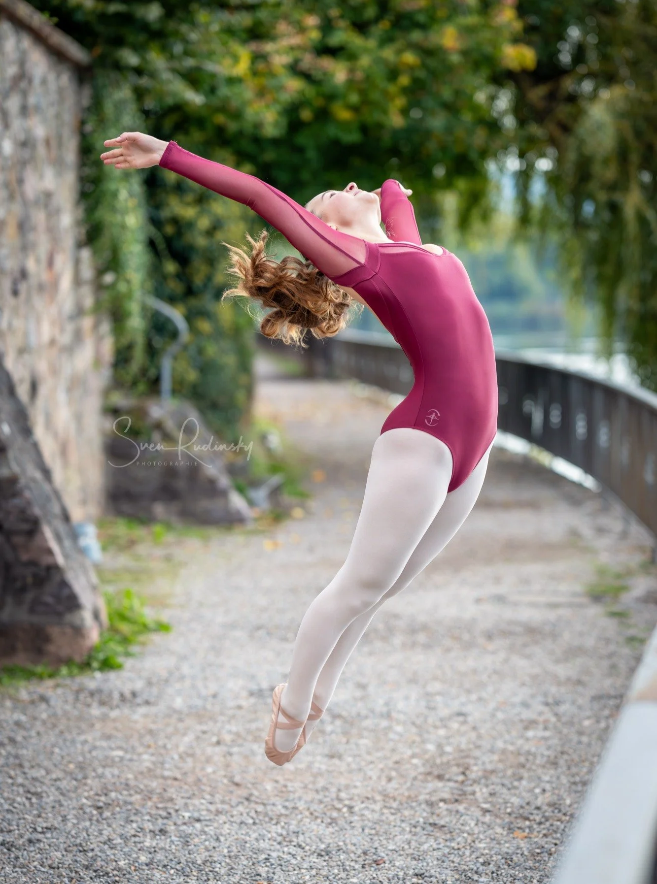W&uuml;nsche allen einen sch&ouml;nen Abend 🎉

Ballett Fotoshooting mit @finjaravenna 🩰, vielen Dank Finja 🤗

Vielen Dank auch an @lauralefay und @ballettissimo_laufenburg 

---

📷 Equipment:
- Sony Alpha A1
- Sony FE 85 1.4 GM II⁠

---

#ballett