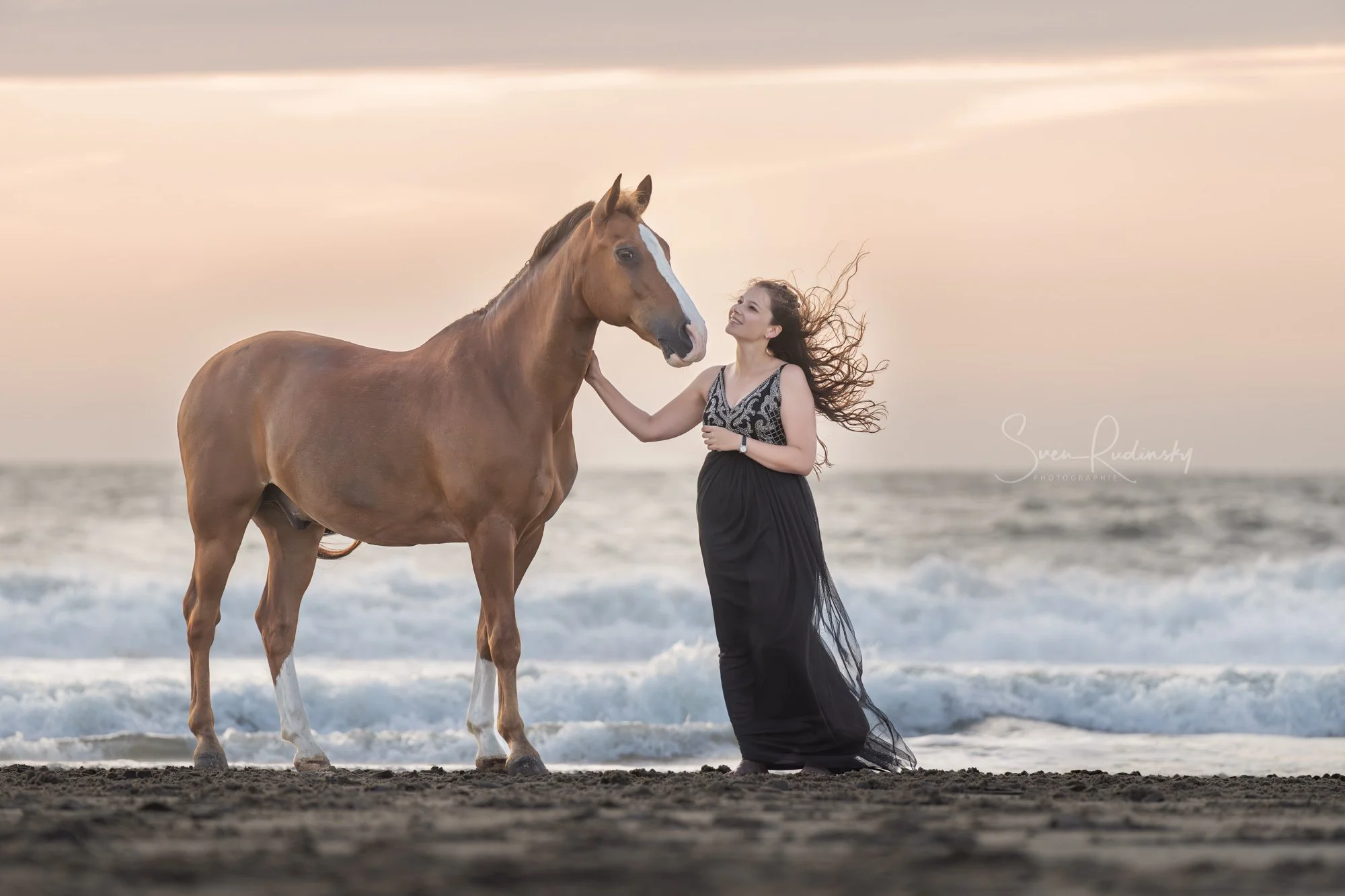 Das Wochenende ruft &ndash; macht was Sch&ouml;nes draus! 🎉

---

Ein Hauch von Sommer, begleitet vom Tanz des Windes 🌪️

Fotoshooting in Domburg mit @lui_lenti 🤗

---

📷 Equipment:
- Sony Alpha A1
- Sony FE 70 200 GM II

---

#equinephotography 