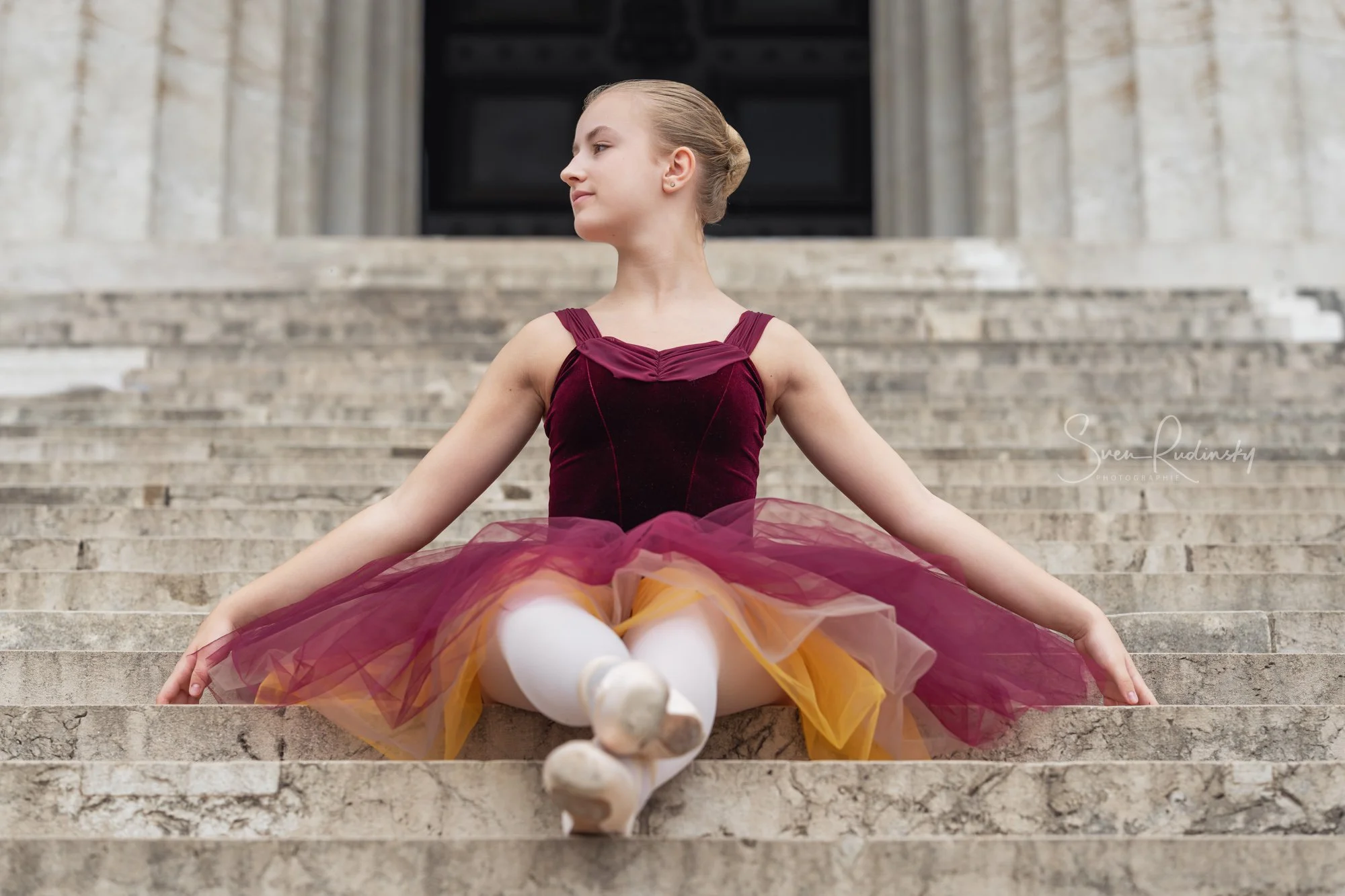 Wochenende - Sich mal gem&uuml;tlich hinsetzen 🙂
W&uuml;nsche allen ein sch&ouml;nes Wochenende 🎉

Fotoshooting mit @instaamelicious 🩰

---

📷 Equipment:
- Sony Alpha A1
- Sony FE 85 1.4 GM II⁠

---

#ballettfotografie #balletphotography #danceph