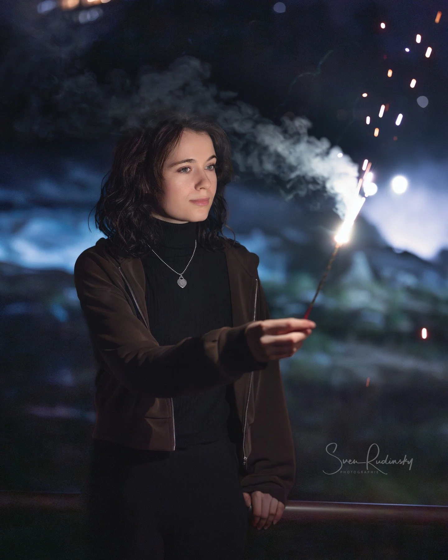 Fotoshooting am Rheinfall bei einbrechender Dunkelheit ✨

Mit @chiara.aurora_m 🥰 ,vielen Dank Chiara 🤗

---

📷 Equipment:
- Sony Alpha A1
- Sony FE 50 1.4 GM

---

#SonyAlpha #SonyA1 #SonyFE50mm #PortraitPhotography #LowLightPhotography #CreativeP