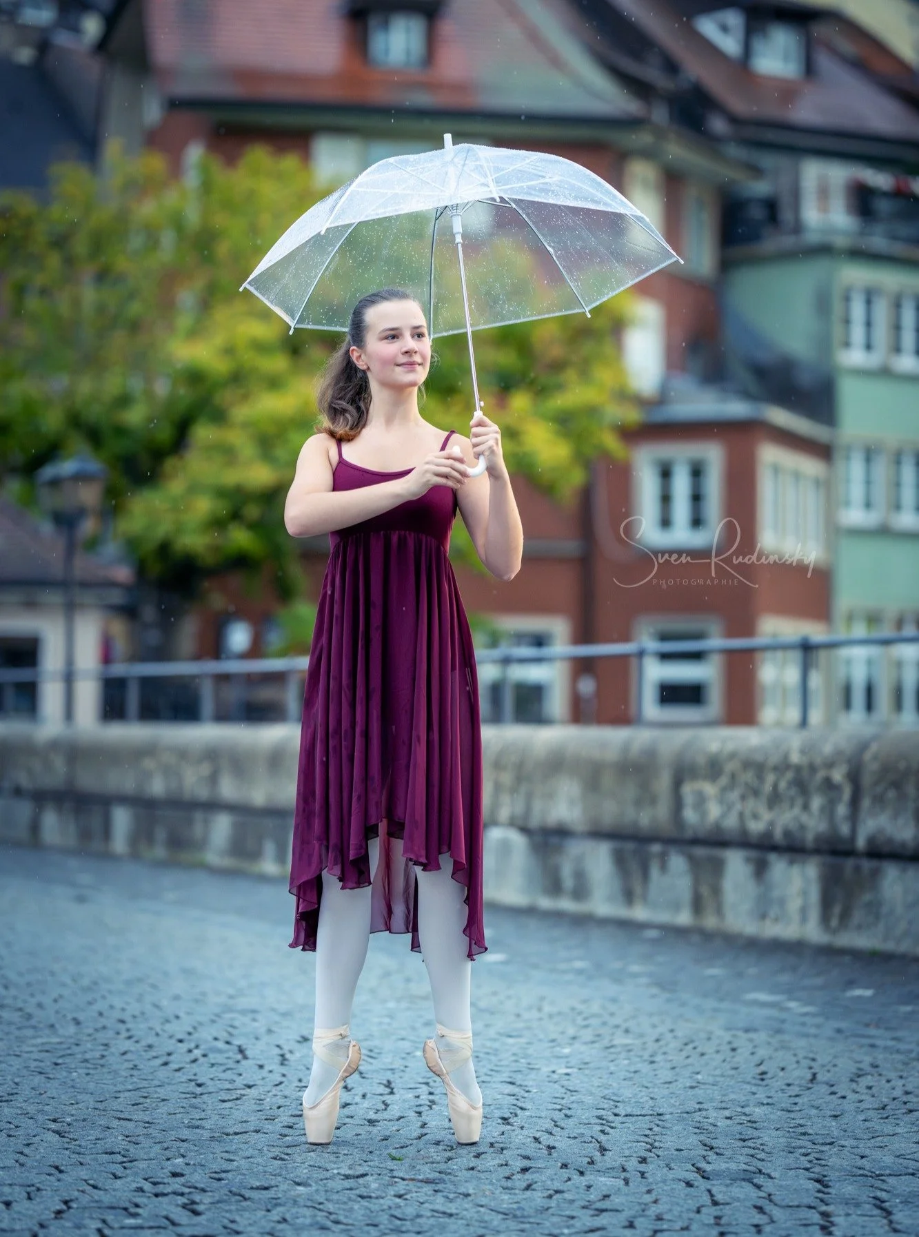 Passend zum Wetter ☔
W&uuml;nsche allen ein sch&ouml;nes Wochenende 🎉

Ballett-Fotoshooting mit @finjaravenna 🩰, vielen Dank Finja 🤗 

---

📷 Equipment:
- Sony Alpha A1
- Sony FE 85 1.4 GM II⁠

---

#ballett #ballet #ballettfotoshooting #fotoshoo