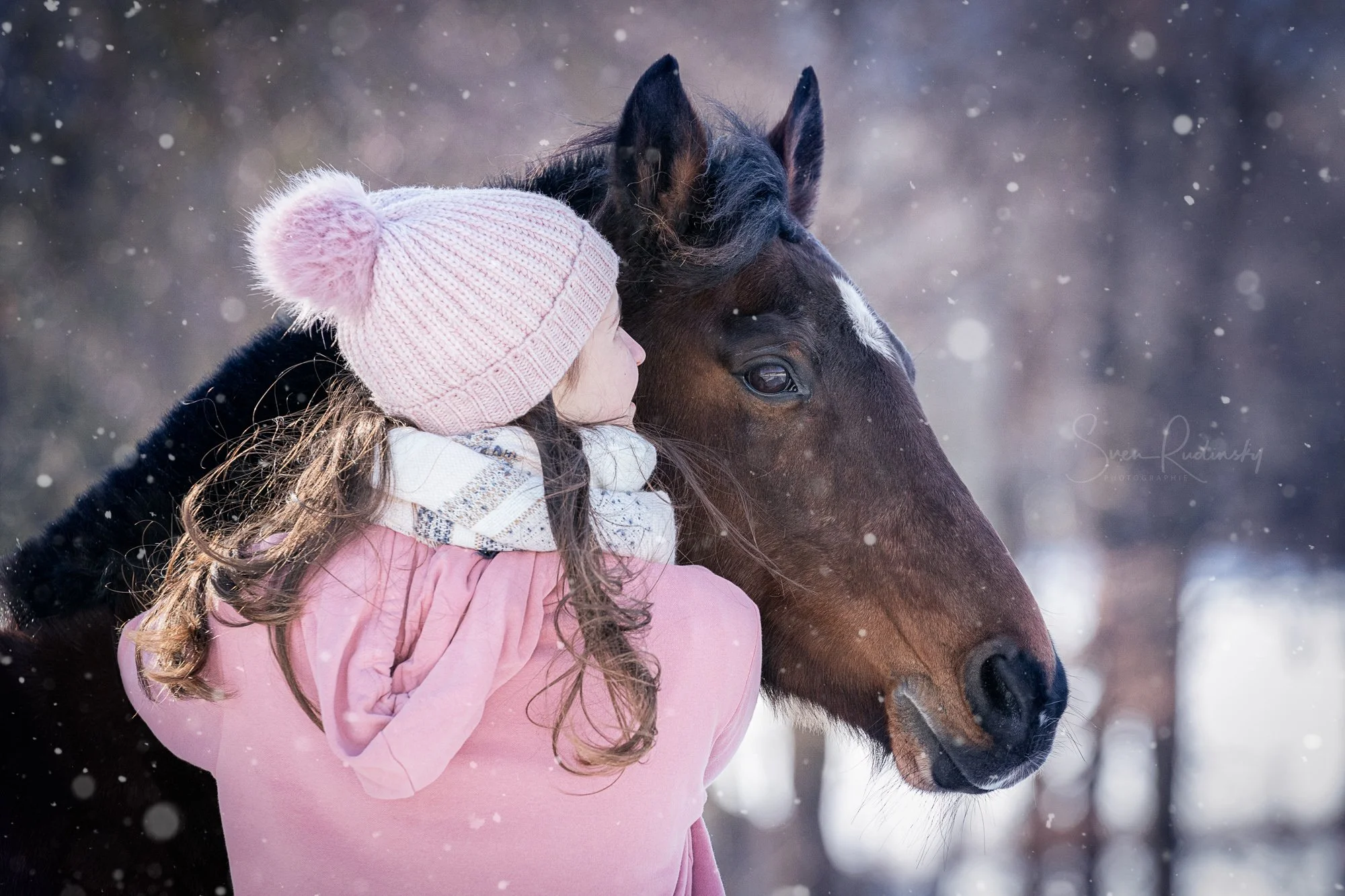 Passend zum winterlichen Wetter &ndash; ein Throwback aus 2021 mit @jasmin_snouky_ponyliebe ❄️🤗

W&uuml;nsche allen ein sch&ouml;nes Wochenende 🎉

---

📷 Equipment:
- Sony Alpha A9
- Sony FE 70 200 GM

---

#pferdeliebe #pferdefotografie #horselov