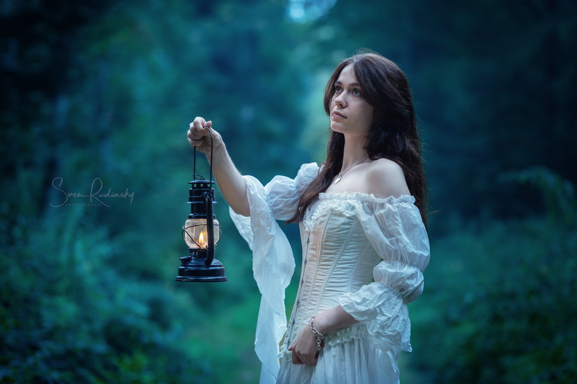 Fr&uuml;h am Morgen im mystischen Wald 🌳
Unterwegs mit @chiara.aurora_m 🤗

Euch allen ein wundervolles Wochenende! 🎉

---

📷 Equipment:
- Sony Alpha A1
- Sony FE 85 1.4 GM II⁠

---

#mystischefotografie #nachtfotografie #m&auml;rchenhaft #stimmun