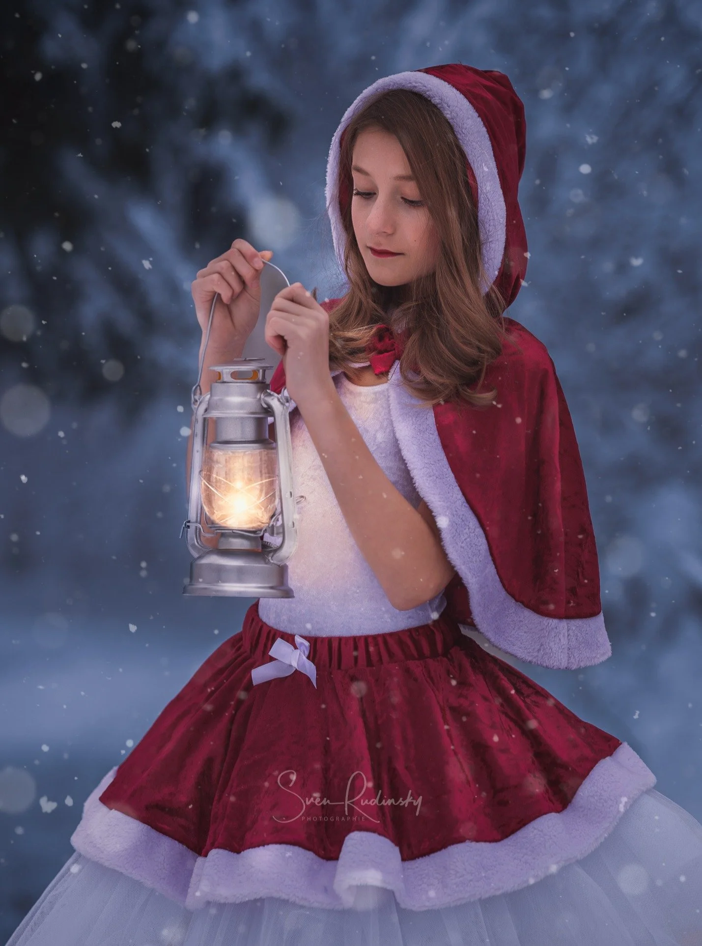 Ich w&uuml;nsche allen von Herzen sch&ouml;ne Weihnachten und ein paar besinnliche Stunden mit euren Liebsten ✨
---
Weihnachtliches Fotoshooting auf dem Uetliberg aus Dezember 2021. 📷
---

📷 Equipment:
- Sony Alpha A9
- Sigma 85mm 1.4 Art

---

#we