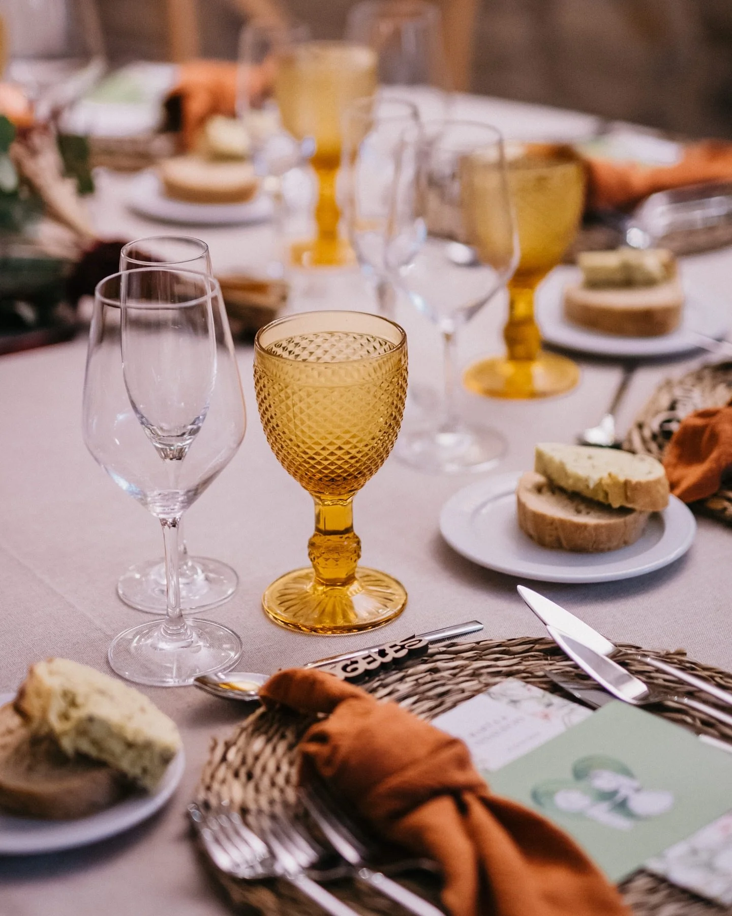 Una combinaci&oacute;n ideal manteles teja, manteles beige y copas &aacute;mbar en nuestro comedor Conde Toreno!

Cada boda es diferente c&oacute;mo ser&aacute; la tuya ? 

Dise&ntilde;o y decoraci&oacute;n: @vintagebodas 
Menaje: @adelolaevents 
Flo