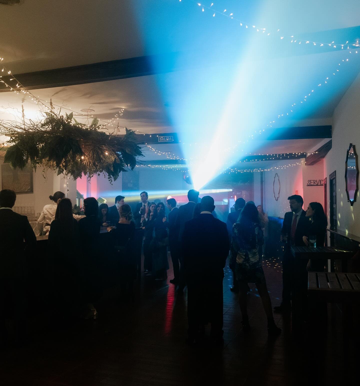 La pista de baile del palacio es perfecta!!! 
Tama&ntilde;o ideal y paredes blancas que cogen perfectamente el color de los focos.

Menudo fieston mont&oacute; @javibodasequipo en la &uacute;ltima boda

Fotos @elenamurfotografia 

#bodas #dj