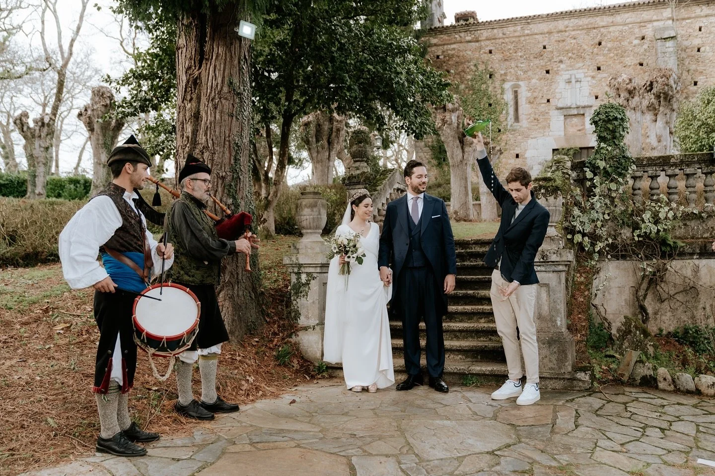 Ese momento es muy nuestro, muy asturiano y gusta a todos los invitados.

Fernando escancia el culin de sidra y los invitados brindan!!! Casi se puede escuchar el romper de la sidra en el vasu al son de la gaita y un resonante Vivan los novios!!!! 

