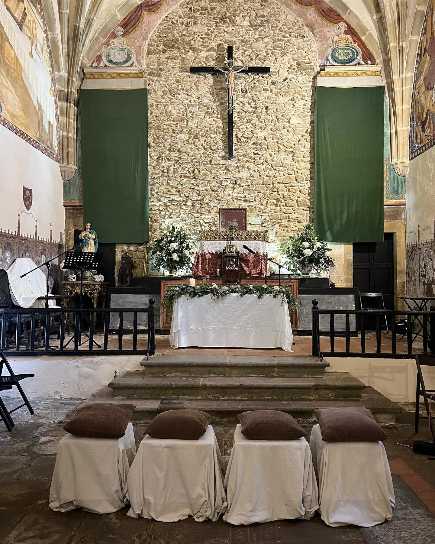 Ayer inauguramos temporada con &Aacute;lvaro y Paloma.

Ambos viv&iacute;an fuera as&iacute; que contrataron a @vintagebodas para hacer m&aacute;s f&aacute;cil su llegada al altar.

Para la iglesia dise&ntilde;aron en tonos blancos y verdes toda la d