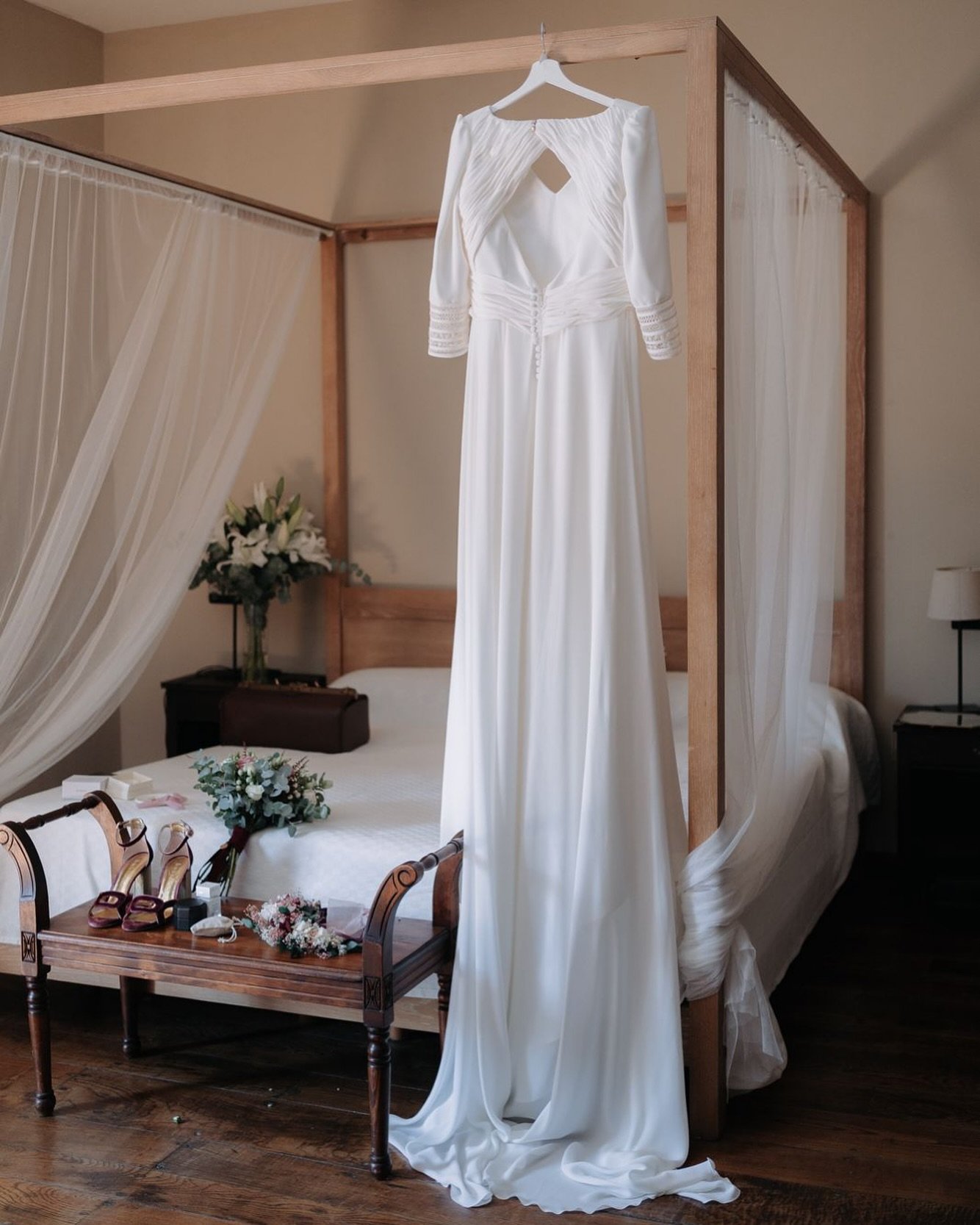 Maravilla de vestido de @nicolascostura y fotaza de @cristinacanibano 

Se puede pedir m&aacute;s en la habitaci&oacute;n de la novia??? 

#novias #bodas #bodasasturias