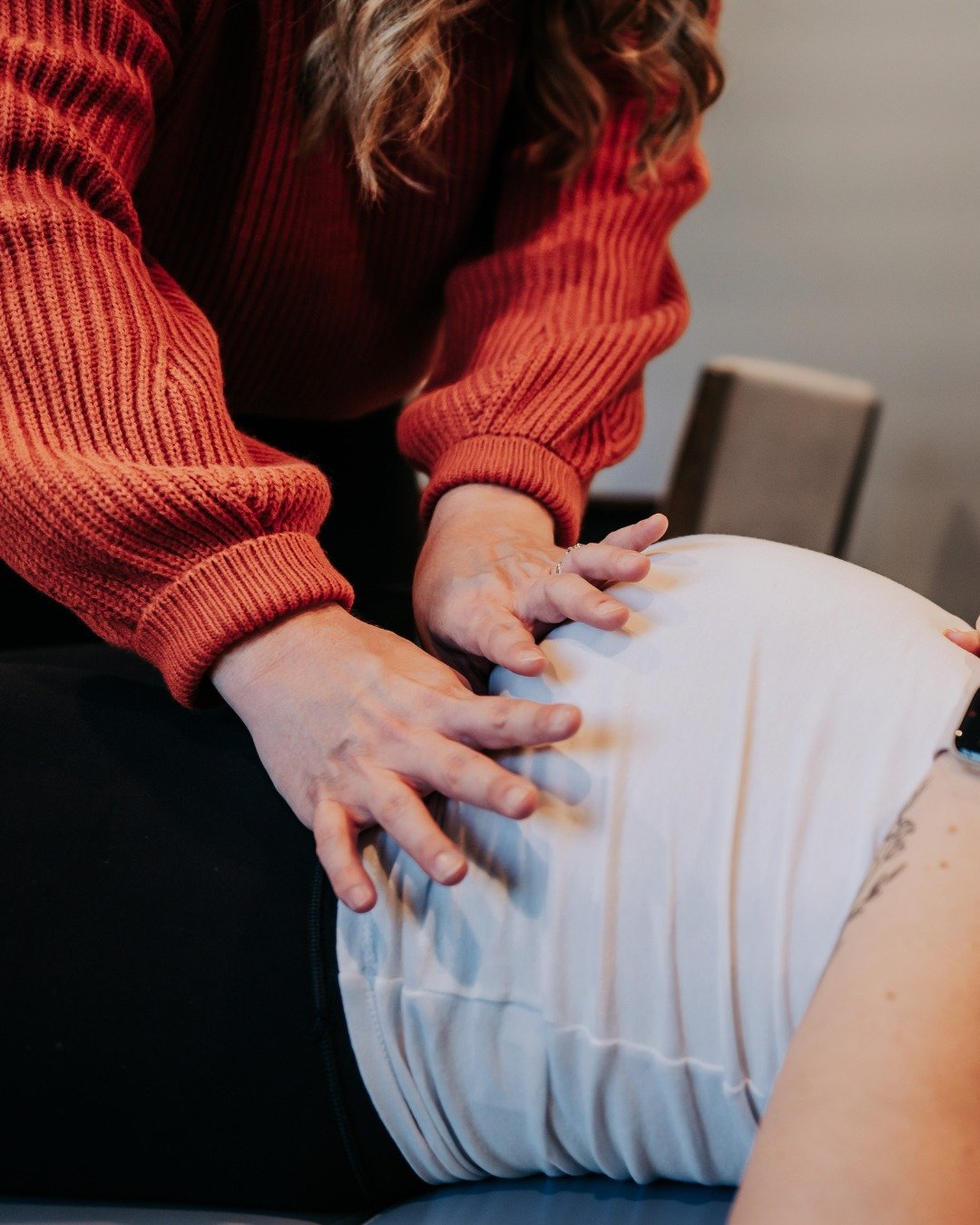 Do you suffer through round ligament pain? Here's what you need to know...

As your uterus grows from the size of a lemon to a watermelon (take a moment to think about that 🍋 --> 🍉) during pregnancy, your round ligaments stretch and thin quickly