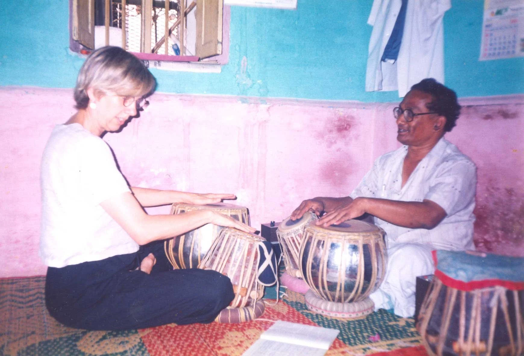 Barbara & Sadashiva teaching tablas in Mysore, 1999.