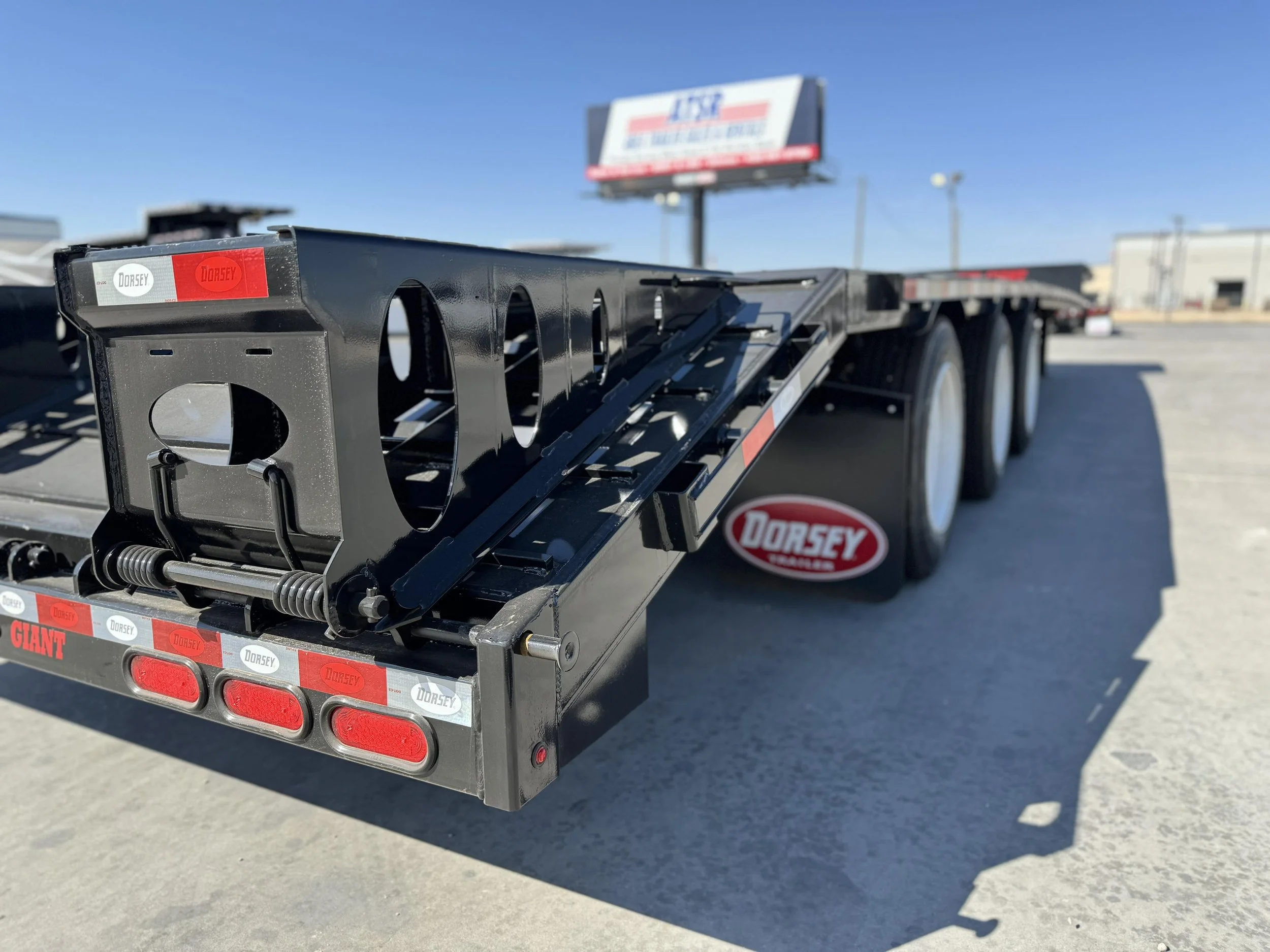 Se vende remolque Dorsey Drop Deck de tres ejes, diseñado para el transporte de cargas pesadas con estabilidad y resistencia para cargas de gran tamaño.