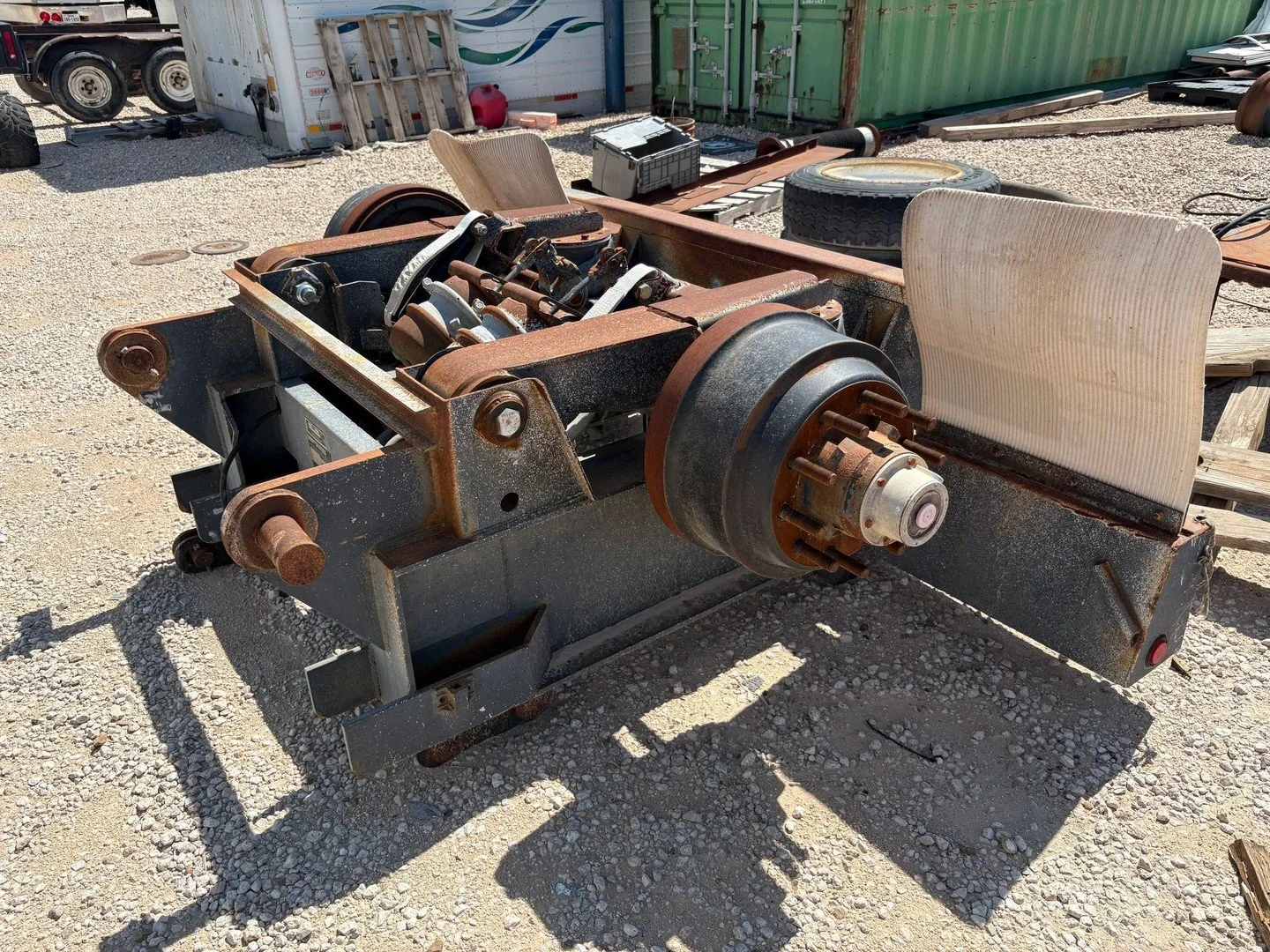 📢 **Check out our 2014 Nuttall SA1712 – Single Axle Flip-Up Lowboy for Sale!** 🚛
If you’re in construction, agriculture, or equipment rental, this heavy-duty lowboy is your new best friend! With a hydraulic remote flip-up tail, it offe