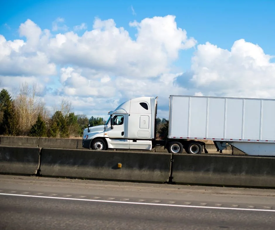 Dry van semi-trailer for protected freight