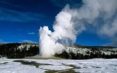 yellowstone old faithful2.jpg