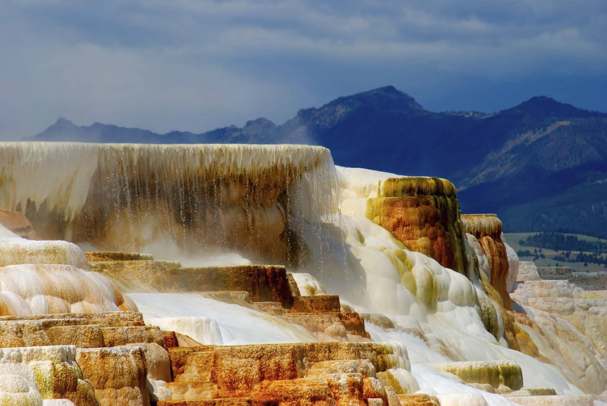yellowstone_national_park_mammoth_hot_springs.jpg