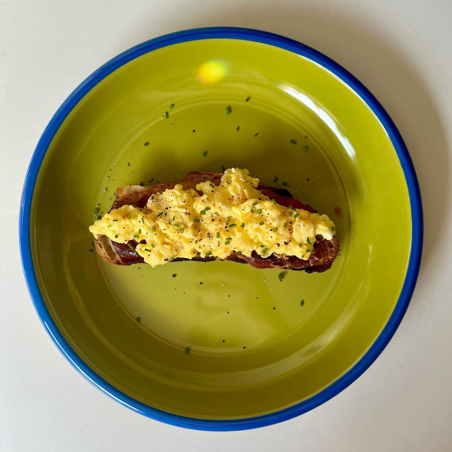 Sunday brunch-- @southwestbreads potato rosemary sourdough loaf (the best), salted butter, broiled prosciutto, soft scrambled eggs, topped with chives and pepper!