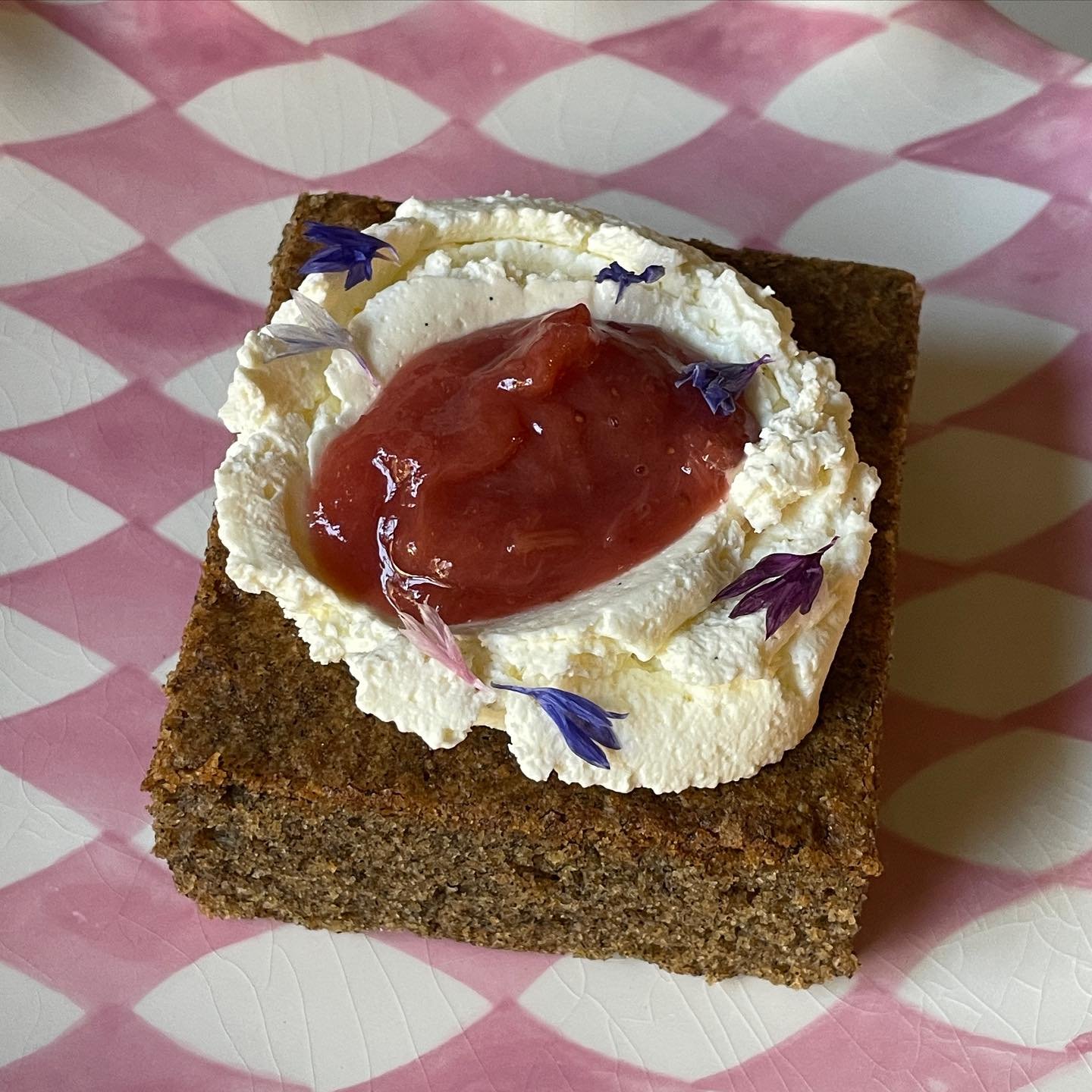 Thank you everyone who came out to the spring market yesterday! We sold out! 🎪💌

&bull; Buckwheat Olive Oil Cake w/ Mascarpone Whip + Strawberry Rhubarb Compote 
&bull; Brown Butter CCC w/ toasted sesame
&bull; Strawberry Rhubarb Poptarts (puff pas
