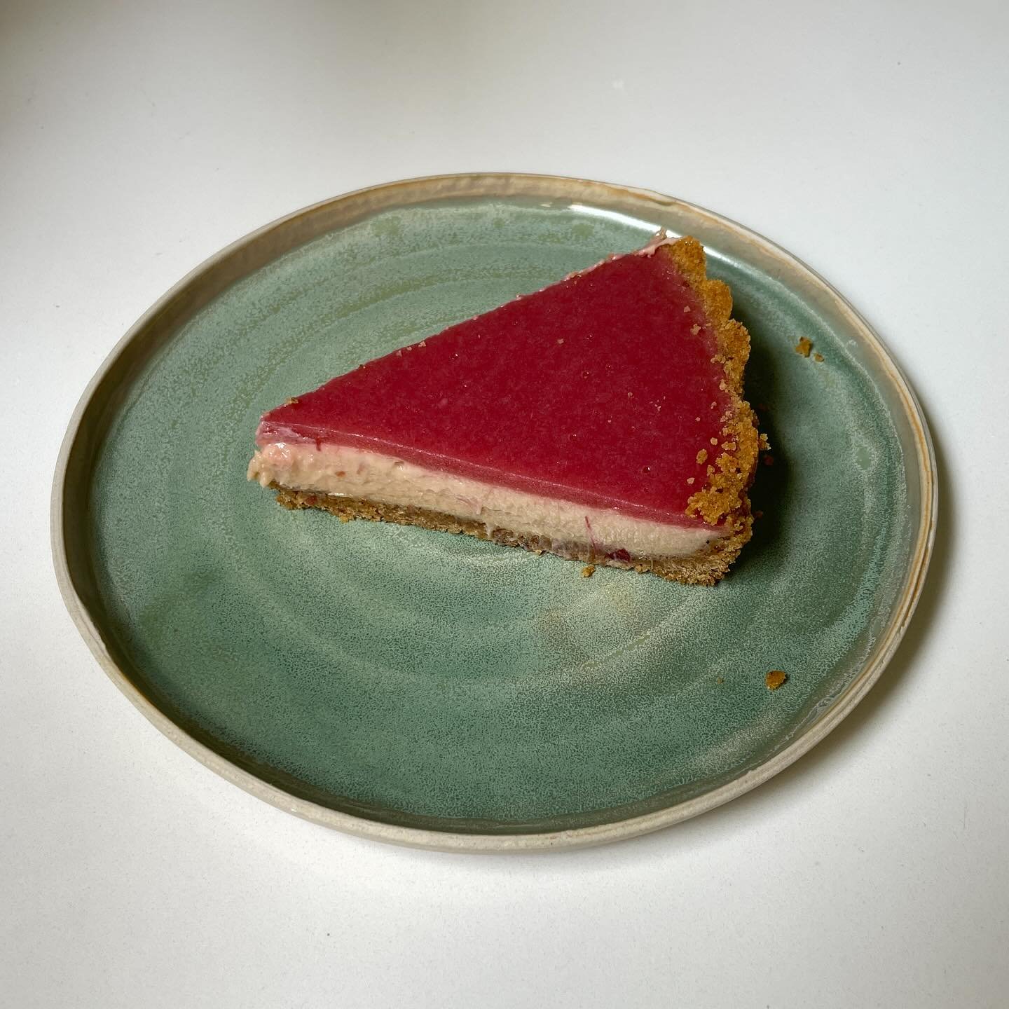 Rhubarb Tart! I&rsquo;ve been dreaming this one up for a little while and Moss helped bring it to life with some gorgeous end-of-season rhubarb ❣️
Graham crust, rhubarb custard, rhubarb gel&eacute;e