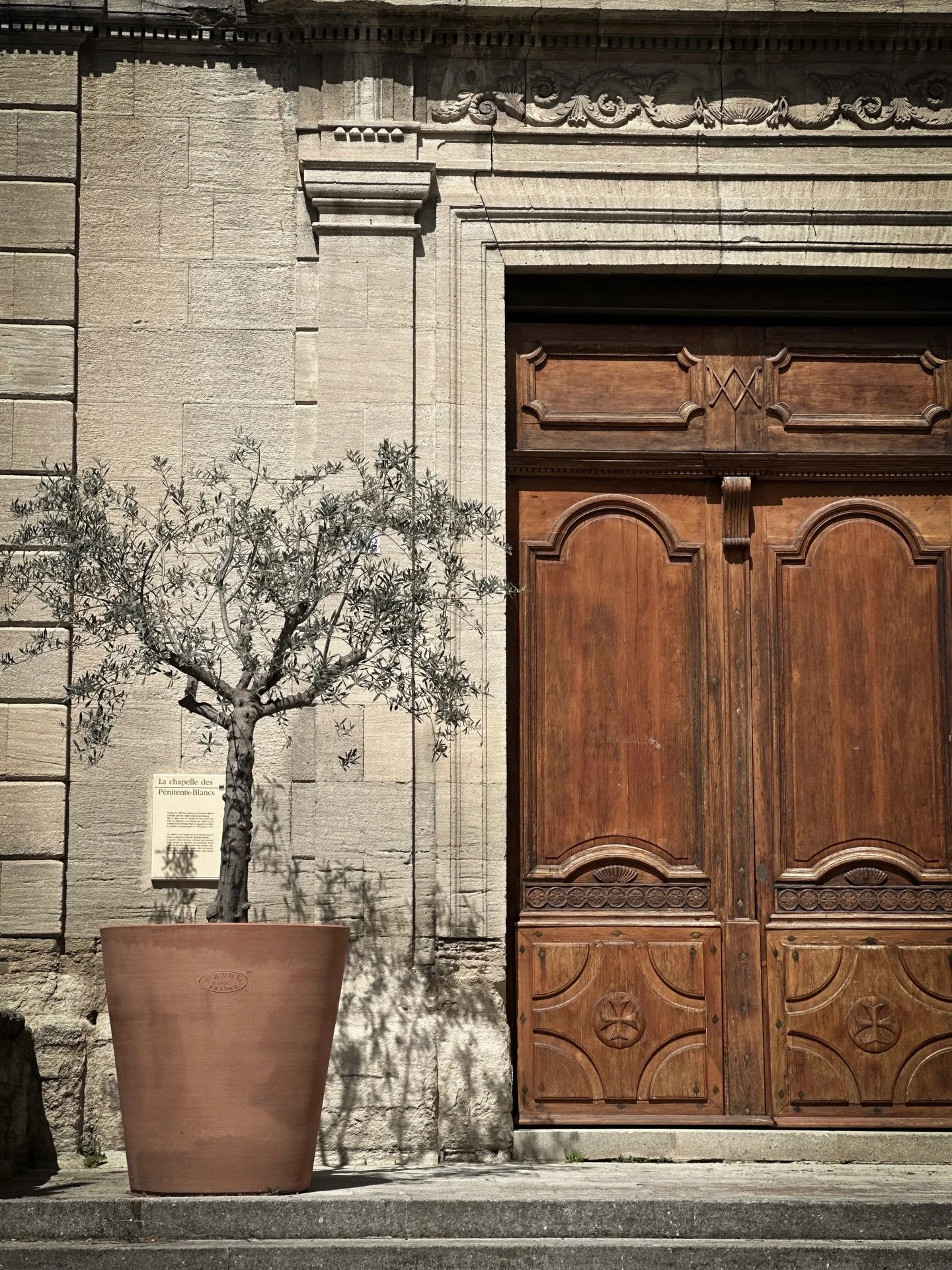 It&rsquo;s been a dreamy few days in the South of France and our time here is slipping away quickly. More villages, farmers markets, brocante, hidden laneway cafes and sun. If only time could stop now. 

1. A doorway in the village of Carpentras 
2. 
