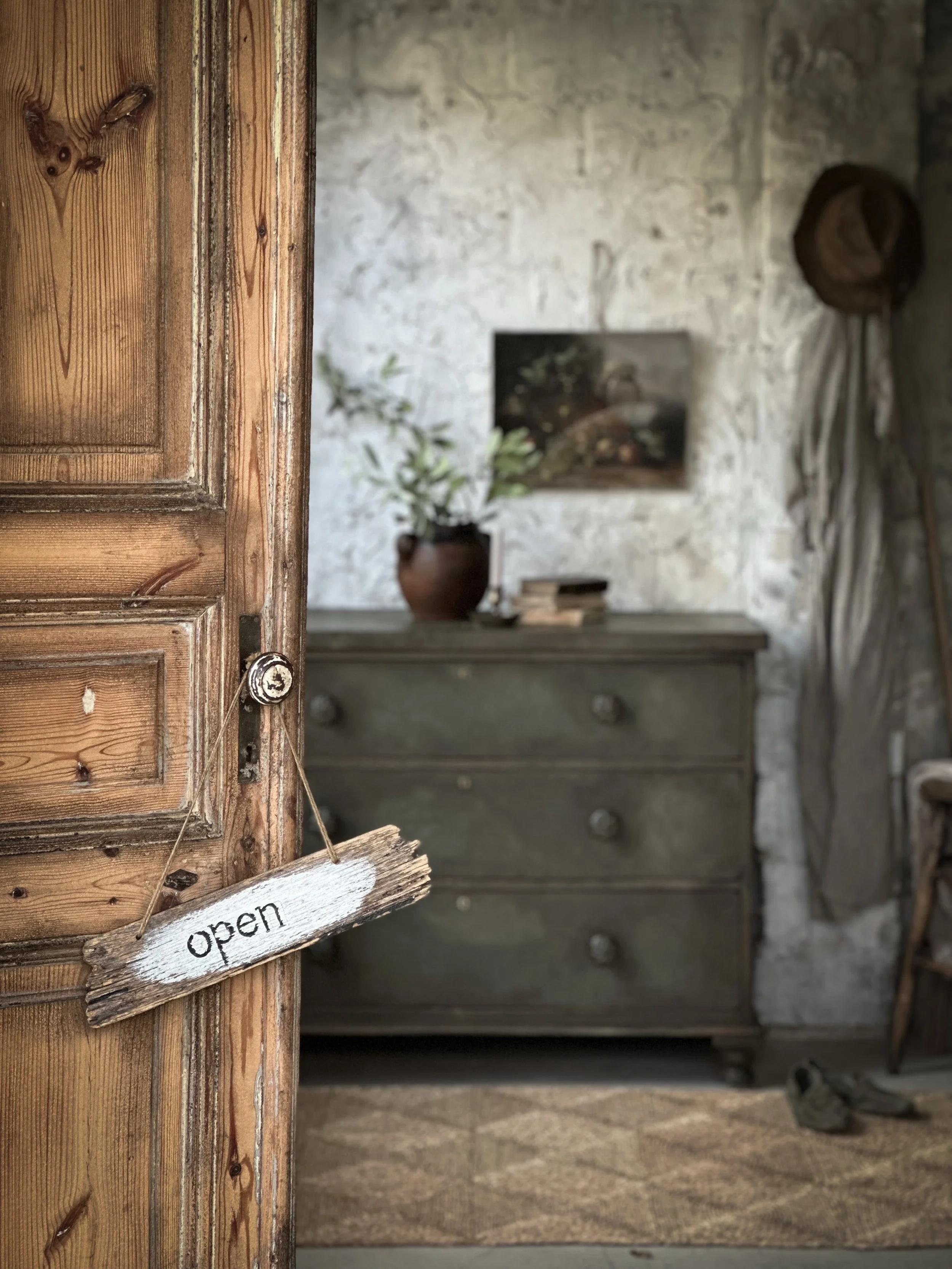 My lovely place - open every day online. 

#antiques #interiordesign #vintagedecor #vintagehomedecor #vintagefurniture
