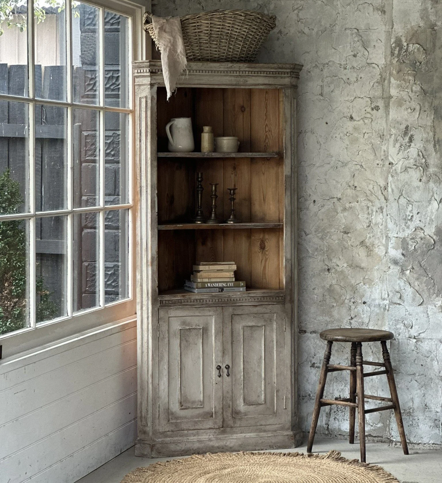 Corner cabinet