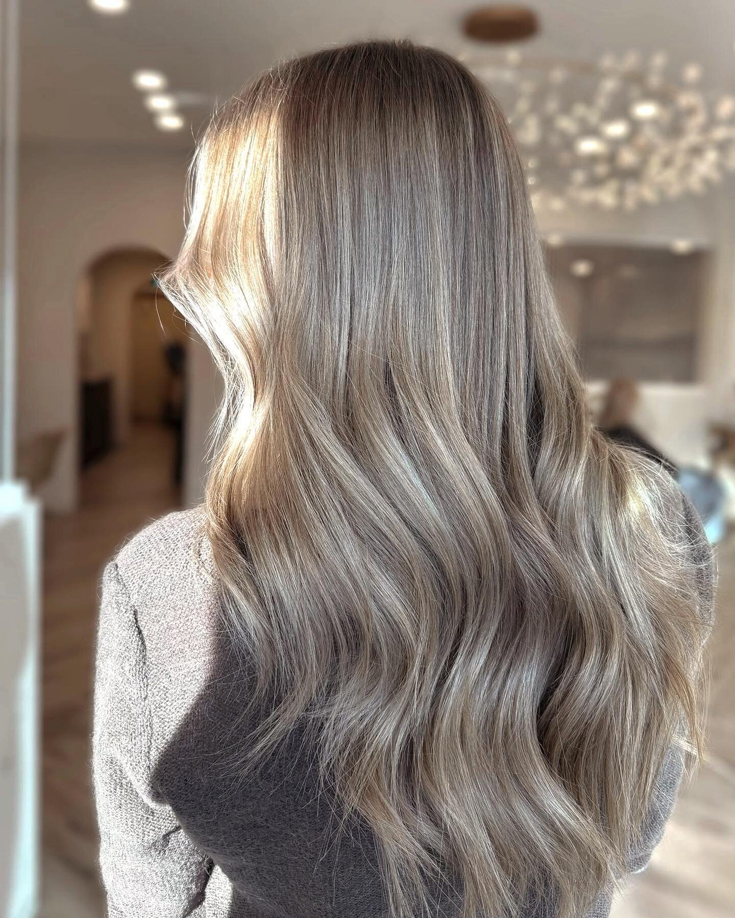 the dimensional bronde you&rsquo;ve been dreaming about ✨☁️ @thebeigelabelsalon #hairyoucanlivein
⠀
📞 587-575-3755
💻 thebeigelabel.com