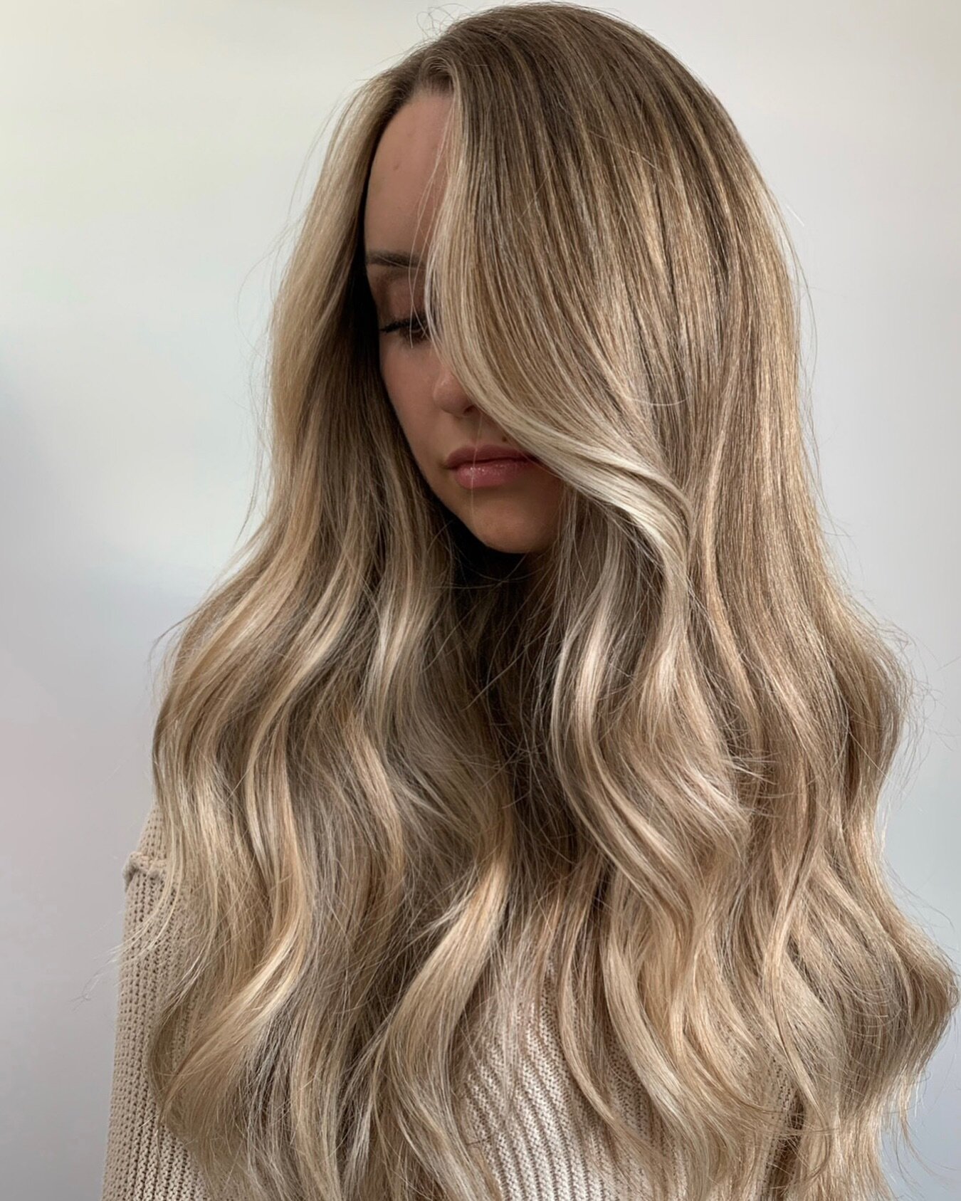 That timeless, old-money blonde that grows out like a dream // book your spring appointment via link in bio or by texting us at 587-575-3755. @thebeigelabelsalon #hairyoucanlivein #oldmoneyblonde