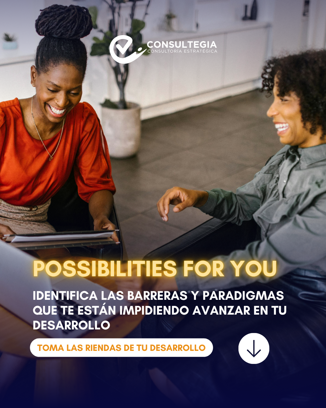 Dos mujeres sonrientes en una oficina, una con un dispositivo en las manos y la otra con un papel, compartiendo un momento de colaboración y alegría.