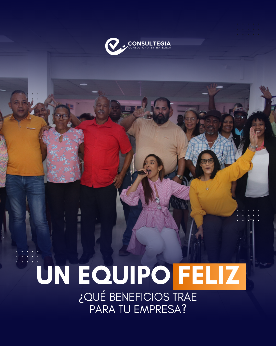 Grupo de personas diversas en un evento, sonriendo y levantando las manos, en un ambiente de celebración y compañerismo, promoviendo los beneficios de un equipo feliz en las empresas.