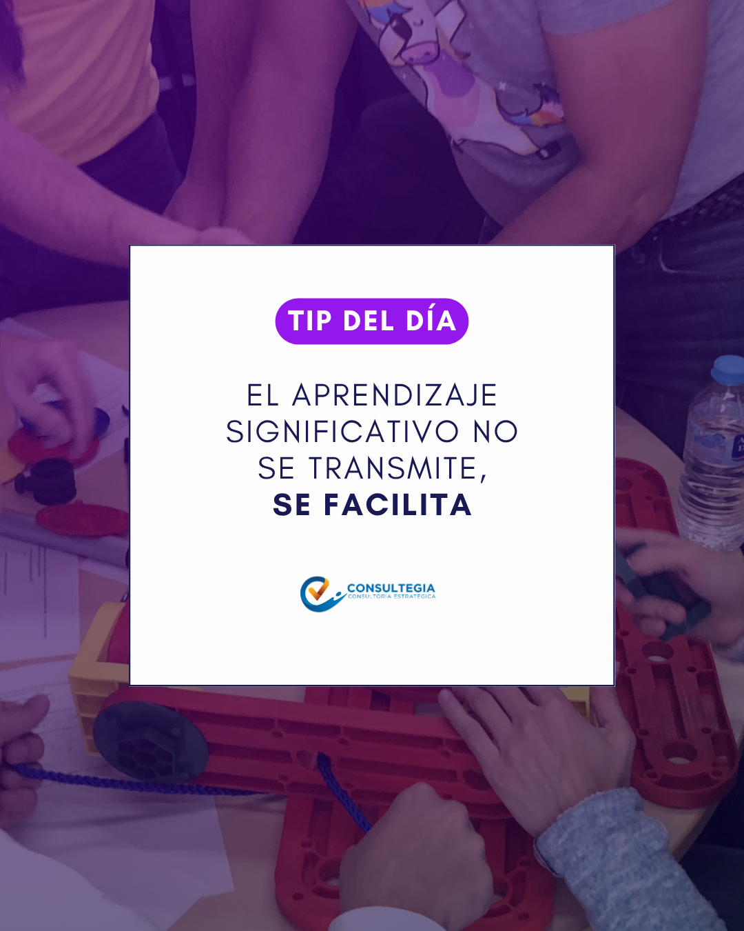 Texto que dice tip del día: El aprendizaje significativo no se transmite, se facilita, con fondo de varias personas jugando y colaborando en un taller o actividad educativa.