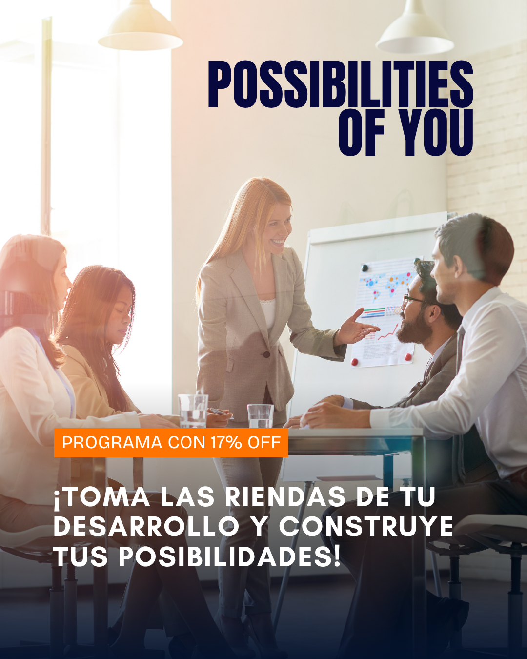 Grupo de personas en una sala de reuniones, una mujer de pie presenta información a un grupo sentados en una mesa. Texto promocional sobre desarrollo y oportunidades.