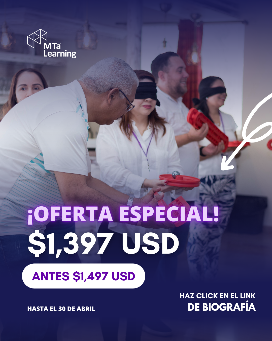Grupo de personas en una actividad de capacitación, algunas con los ojos vendados, en un ambiente de oficina o salón de clases.