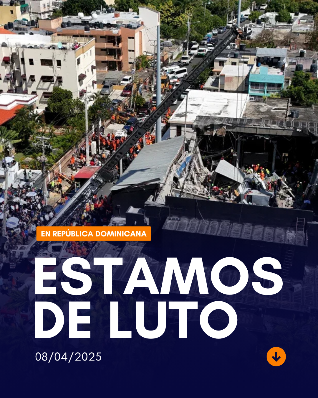Foto de un edificio colapsado en República Dominicana con muchas personas y vehículos en la escena, indicando un incidente grave.