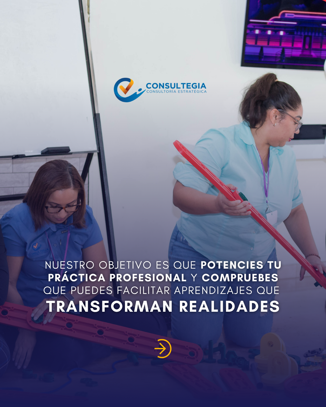 Imagen de dos mujeres en un entorno educativo o de capacitación, con materiales educativos y una pizarra blanca, en un contexto de aprendizaje y desarrollo profesional