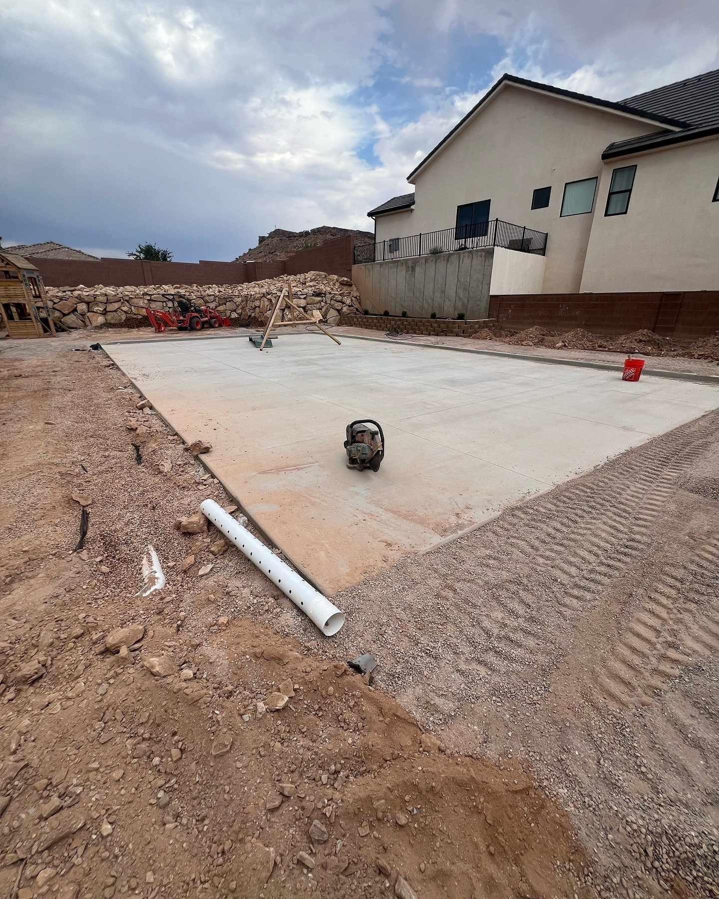 🏓 Project Complete! 🏓

We&rsquo;re excited to share our latest project&mdash;a custom pickleball court, meticulously designed and constructed by the Alpha Home Builders LLC team. Measuring 28 ft by 50 ft, this court blends convenience with aestheti
