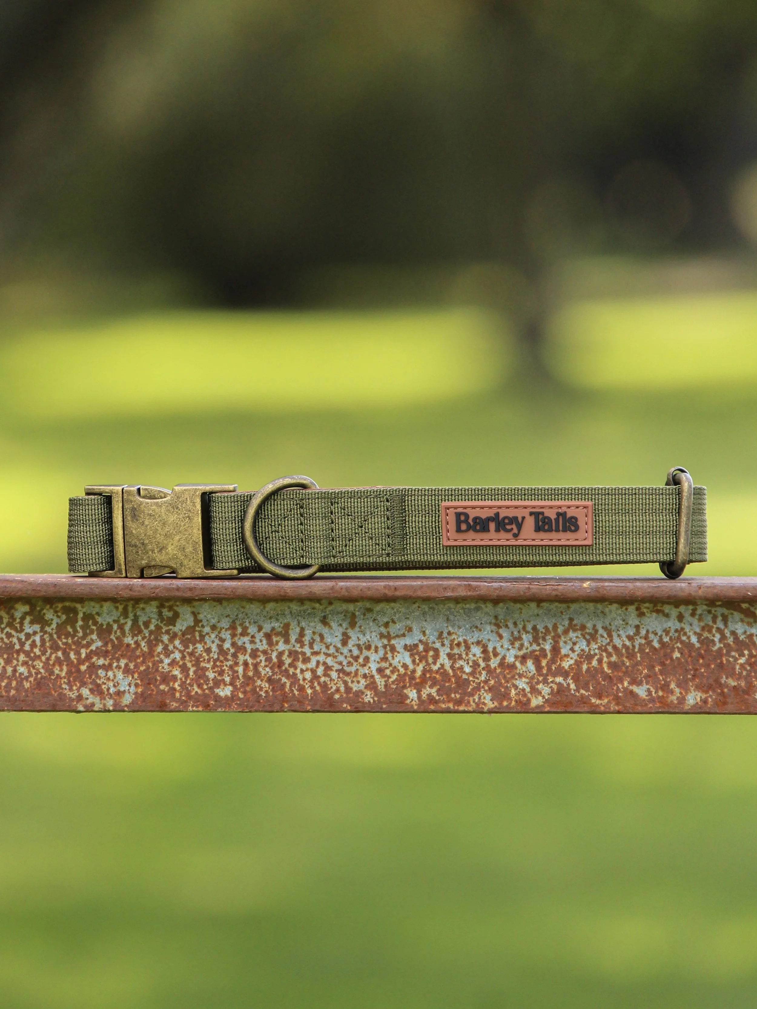 Tough enough for the rough stuff, comfortable enough for everyday wear 🤎

The Huntsman Collar features a deep green outer with soft brown padding on the inside for all-day comfort, finished with rustic gold hardware and our signature rubber logo. De