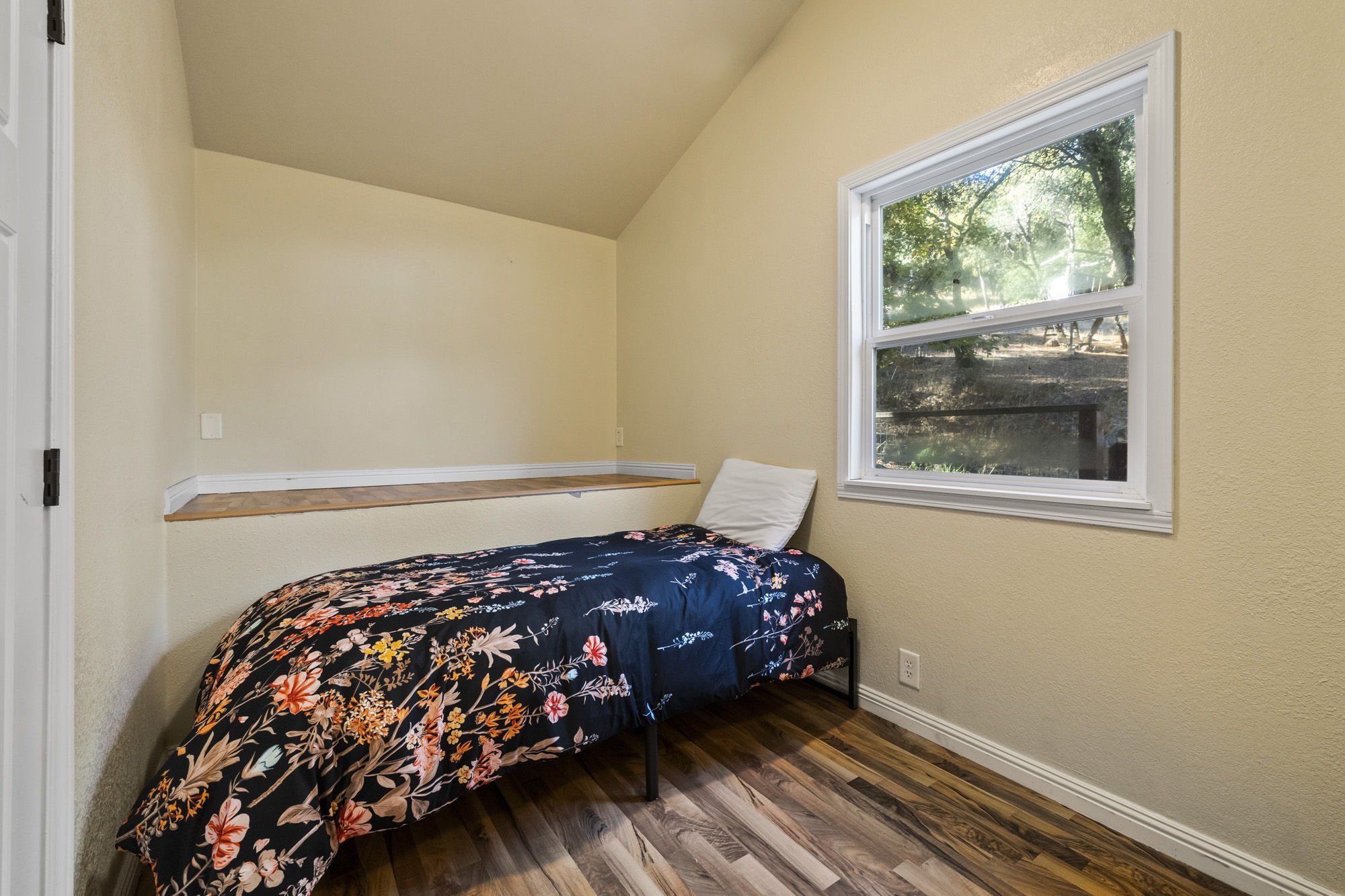 Twin Bed.jpg