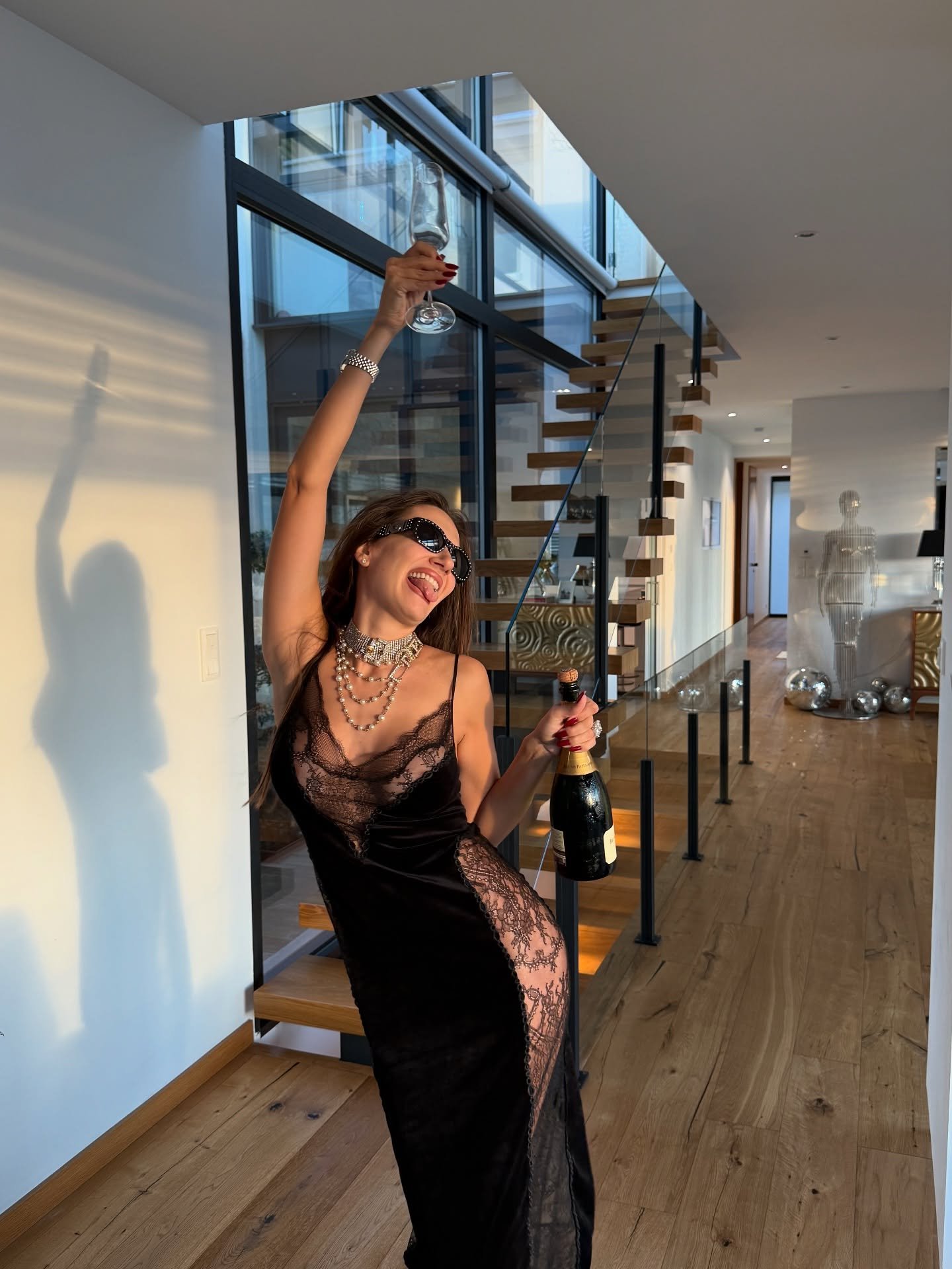 R&eacute;tinol le soir.
SPF toujours.
Cortisol ma&icirc;tris&eacute;.
Amour propre non n&eacute;gociable.
Fronti&egrave;re haute.
Standard encore plus haut.
Je sais qui je suis.
Je sais ce que je cr&eacute;e.
Ma beaut&eacute; se nourrit de mes choix.