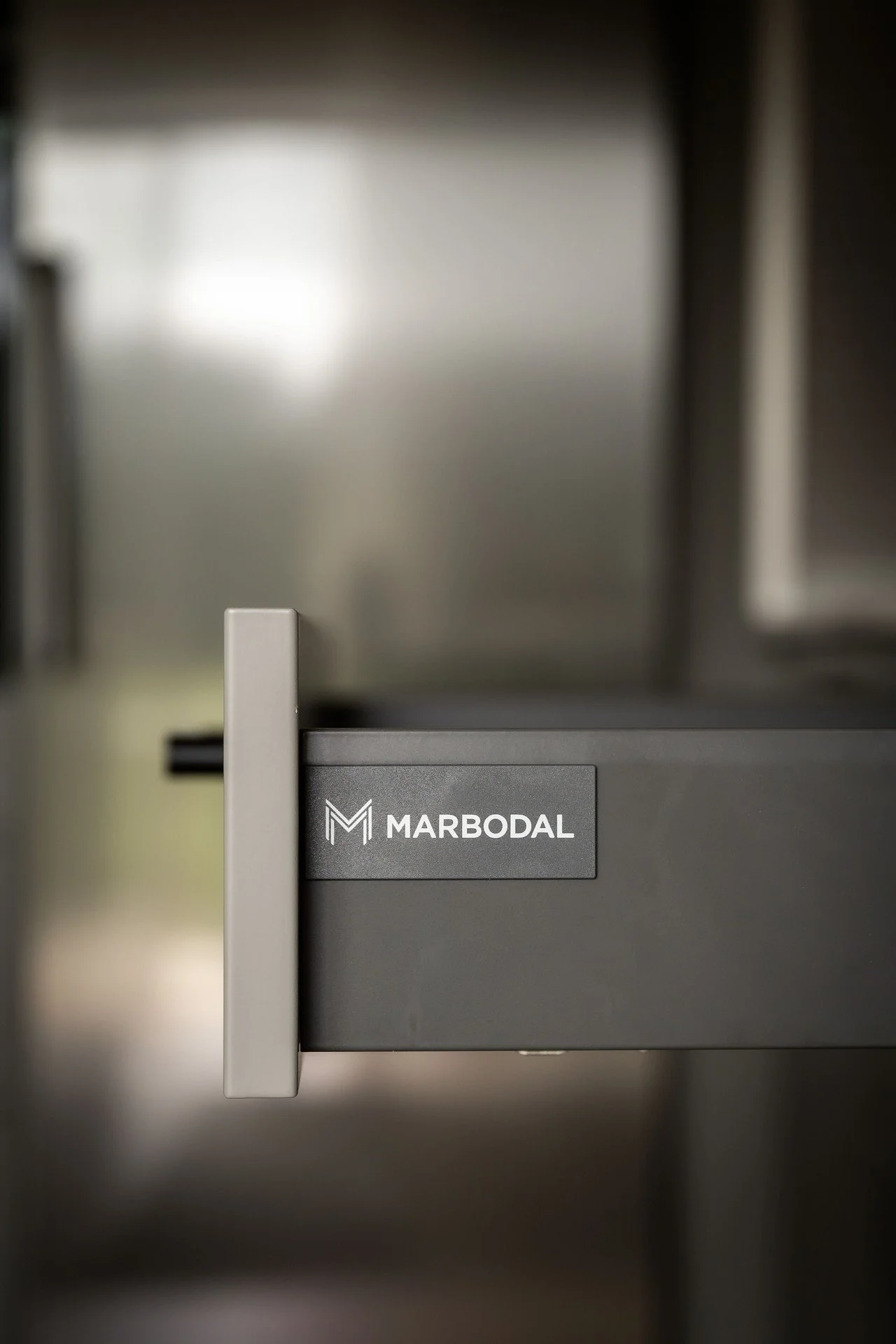 En close-up av en metallskåp eller skåp med märket 'Marbodal' på.