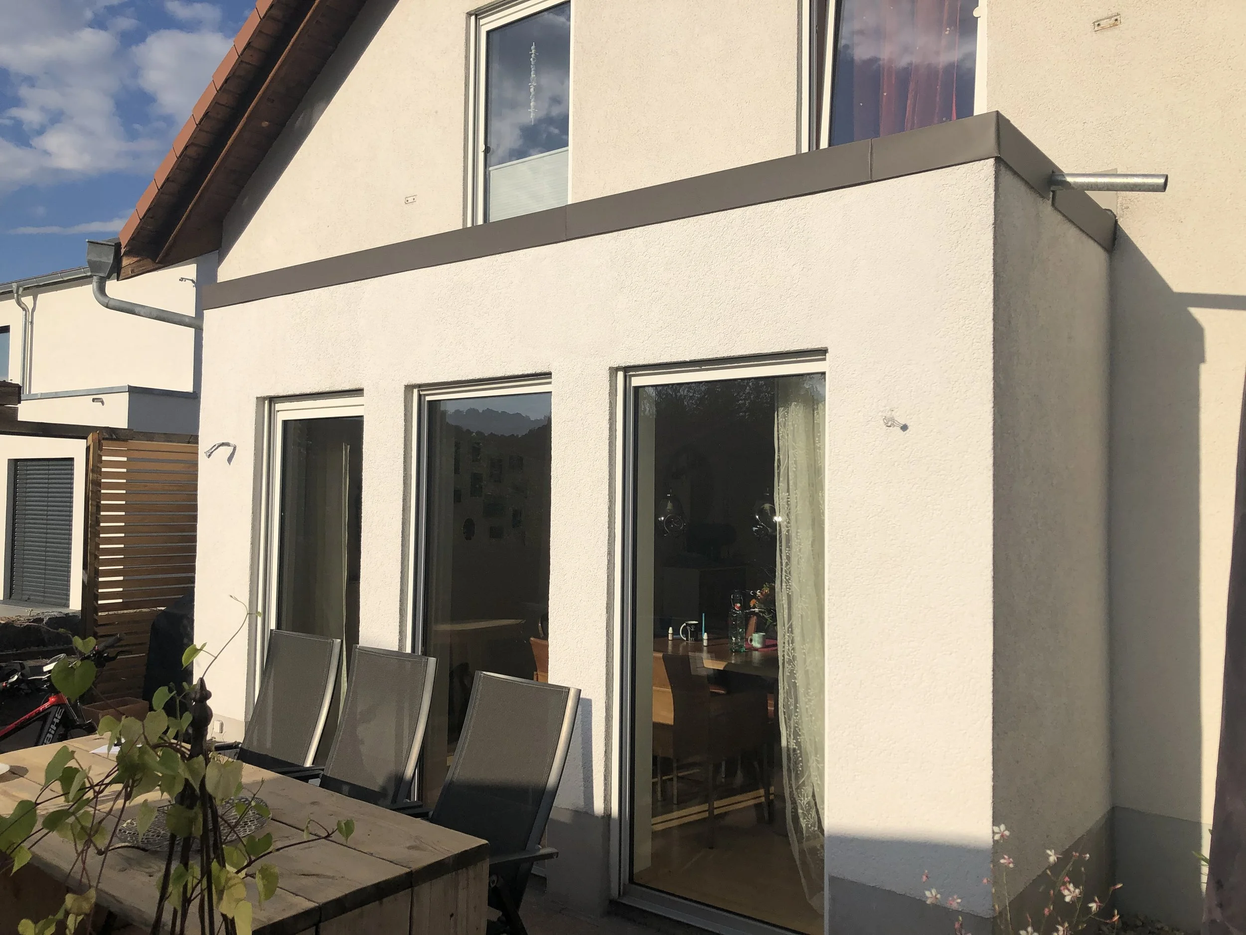 Abdichtung des Anbaus und Ausbildung neuer Attika Bleche in Wachenheim
