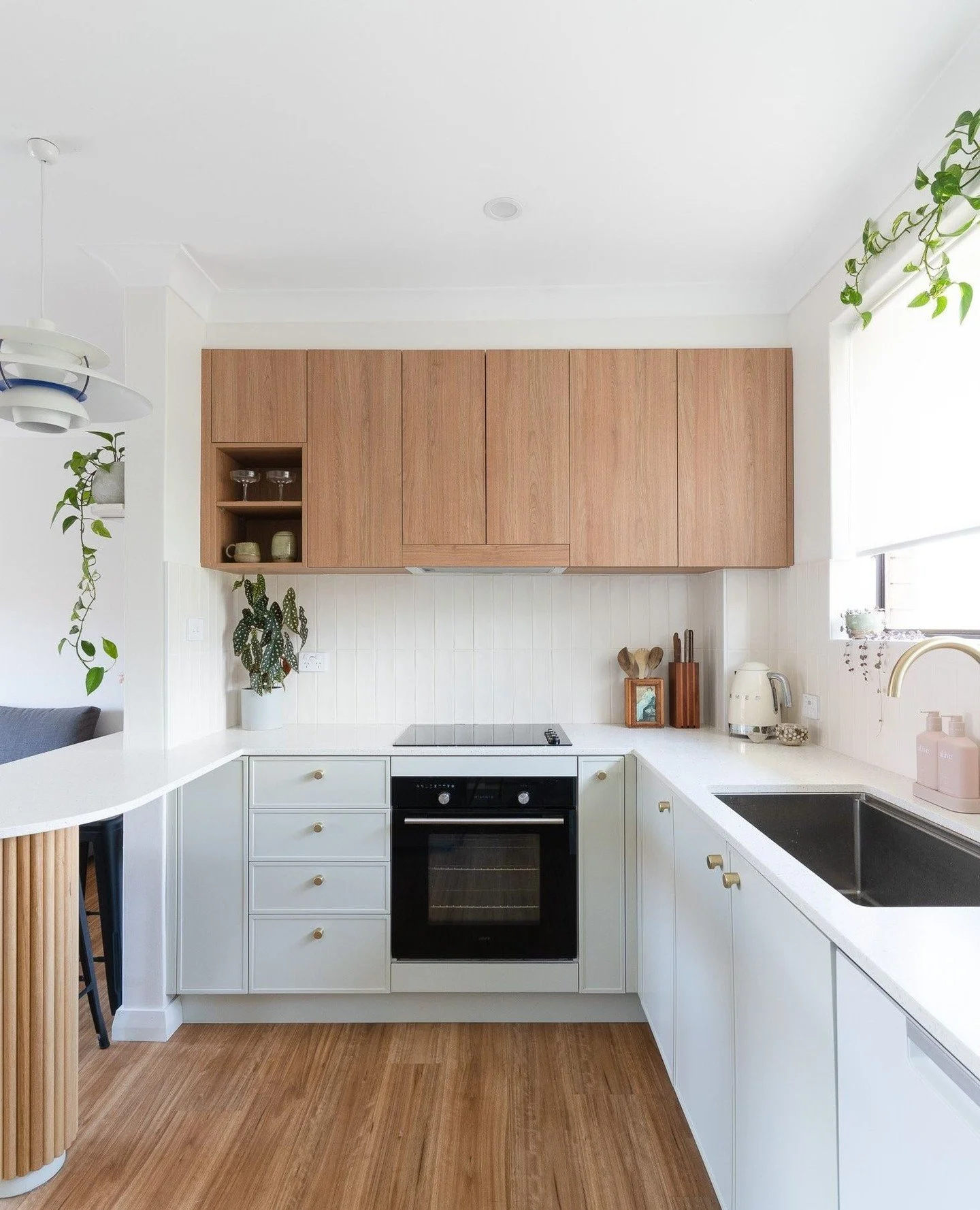 Mix it up! Two-tone finishes bring depth and character to your kitchen. Featuring Tasmanian Oak Woodmatt wall cabinets and Slim Shaker Cabinet Fronts in Custom Polyurethane Colour (Dulux Lambs Ear Half) for the base. ⁠
⁠
Contact us to start planning 