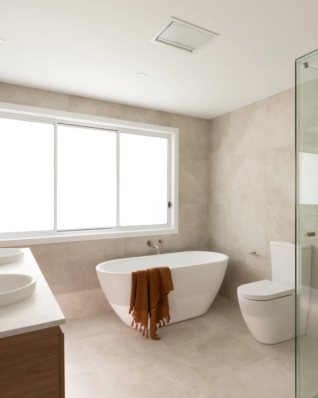 Before &amp; After | Greensborough Project 

Why the main bathroom and ensuite were ready for a refresh: 

These were the last spaces in the home waiting for an update. While the rest of the house had been beautifully renovated, the bathrooms still f