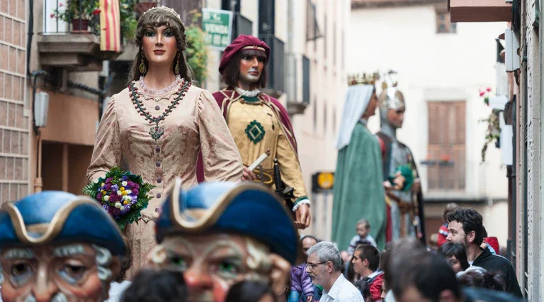 FESTA: Anada de les Diablesses, el Dragalió, el Drac i la Família Robafaves