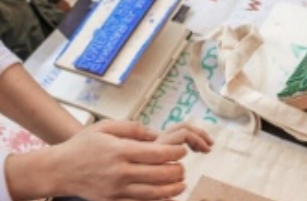 TALLER d'estampació en bosses de tela descartades